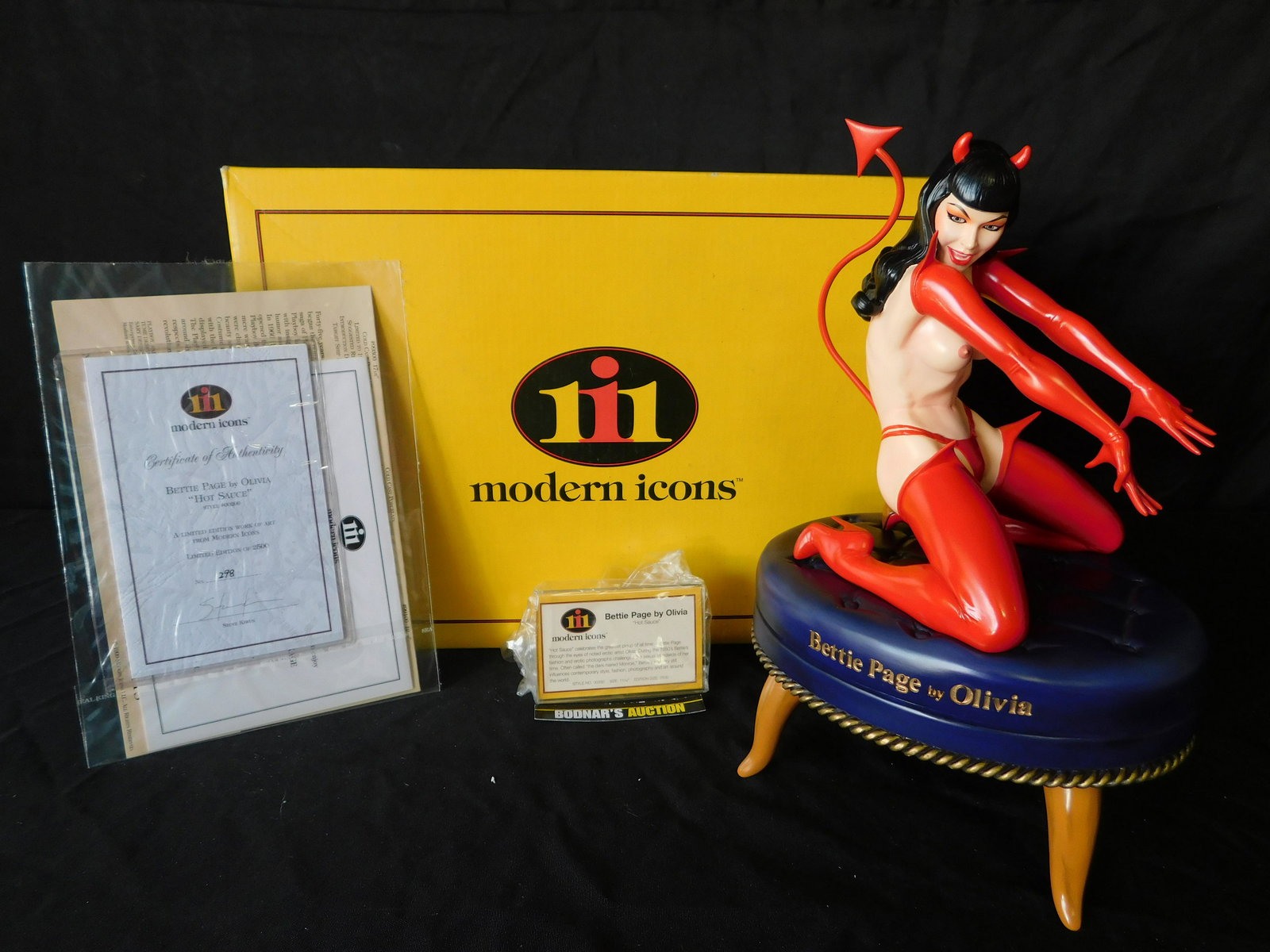 Modern Icons Bettie Page by Olivia "Hot Sauce" Statue (1 of 11)