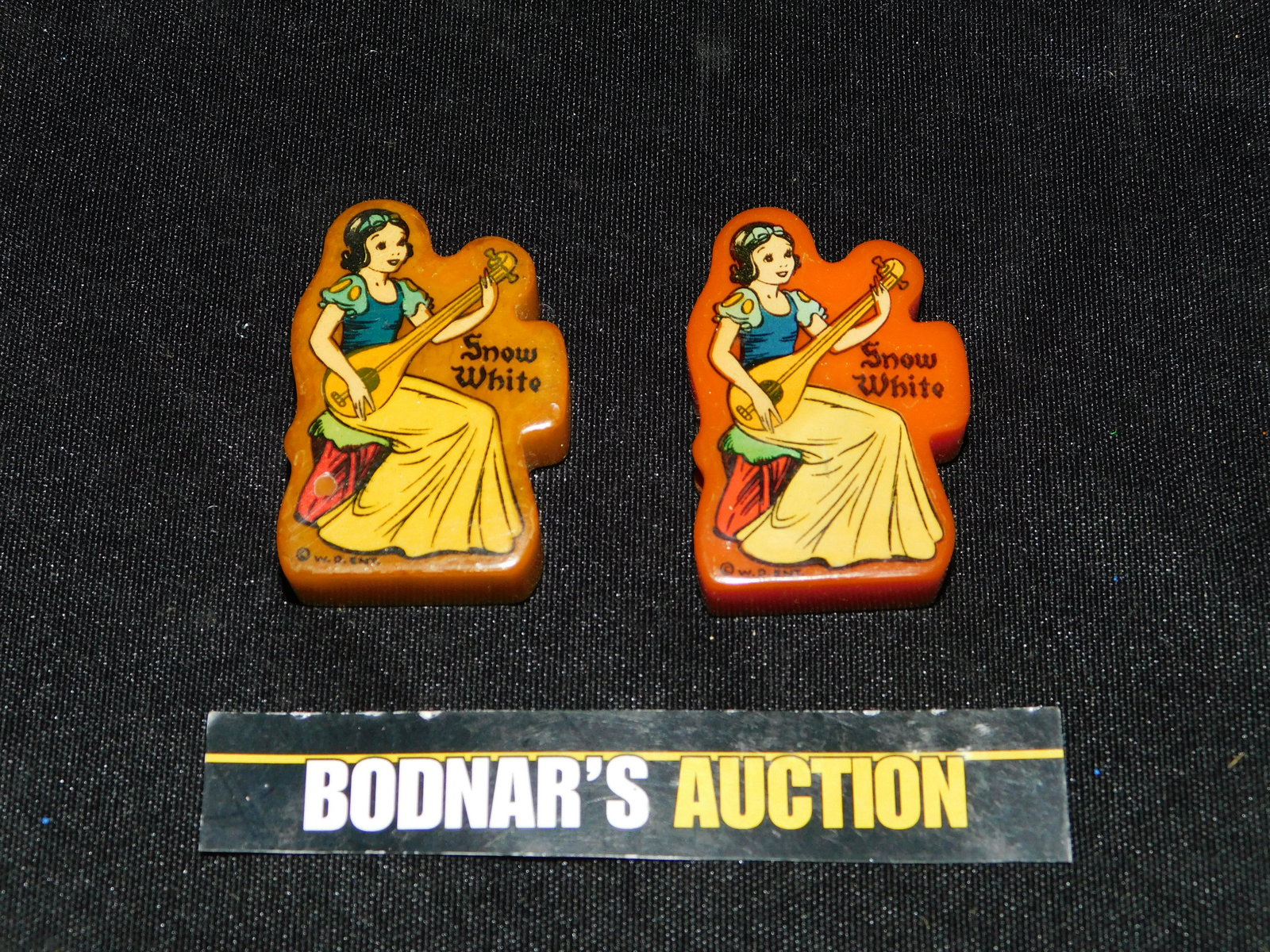 Lot of 2 Snow White Bakelite Pencil Sharpeners (1 of 4)