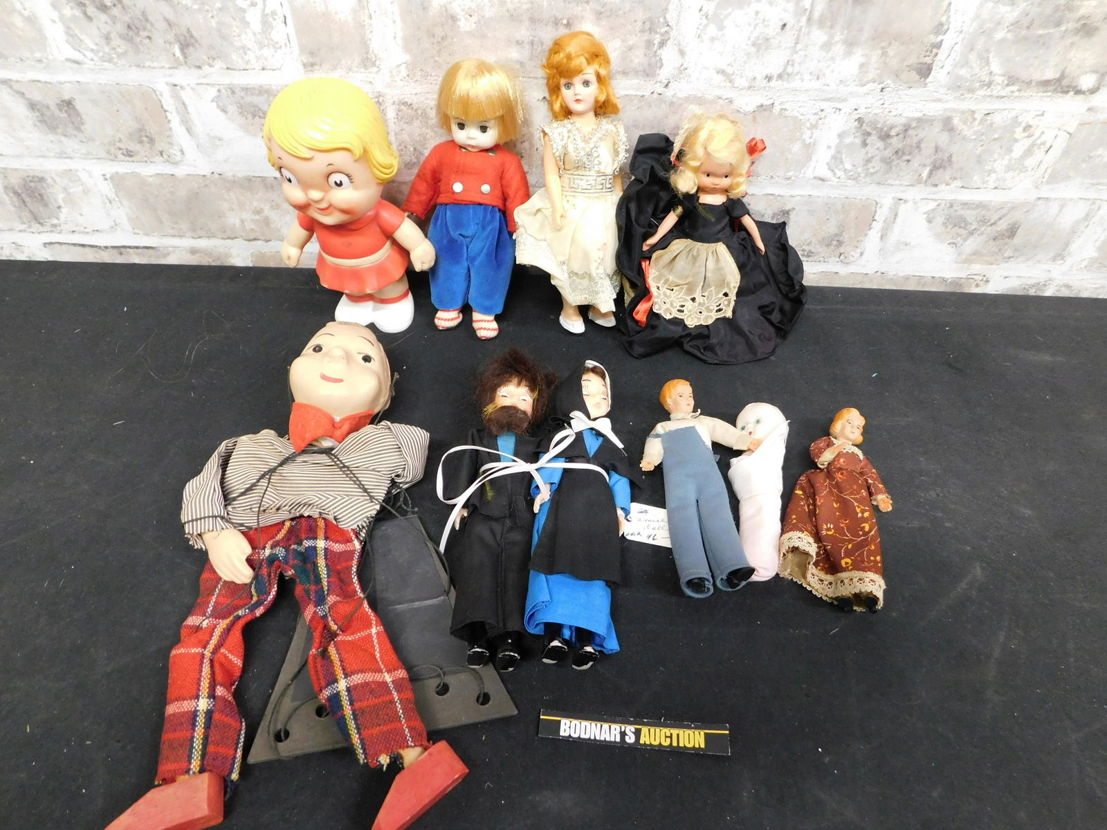 Group Lot of Mixed Dolls (1 of 4)