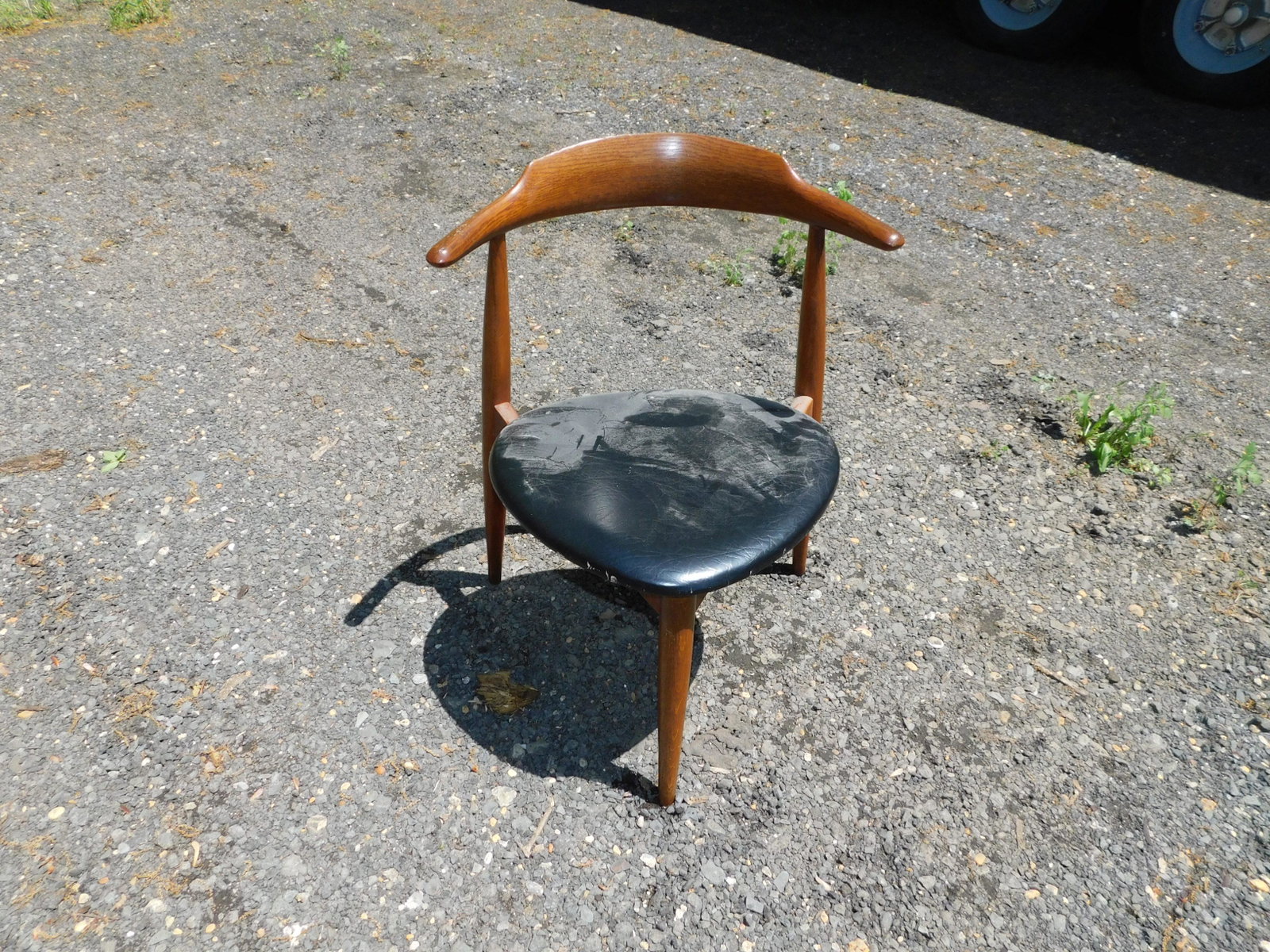 Mid Century Modern Triangular Corner Chair: Mid Century Modern Triangular Corner Chair. Measures 29" tall x 22" long x 20" wide. Please read the Complete Terms & Conditions for Local Pick up and shipping options from South Brunswick, NJ.