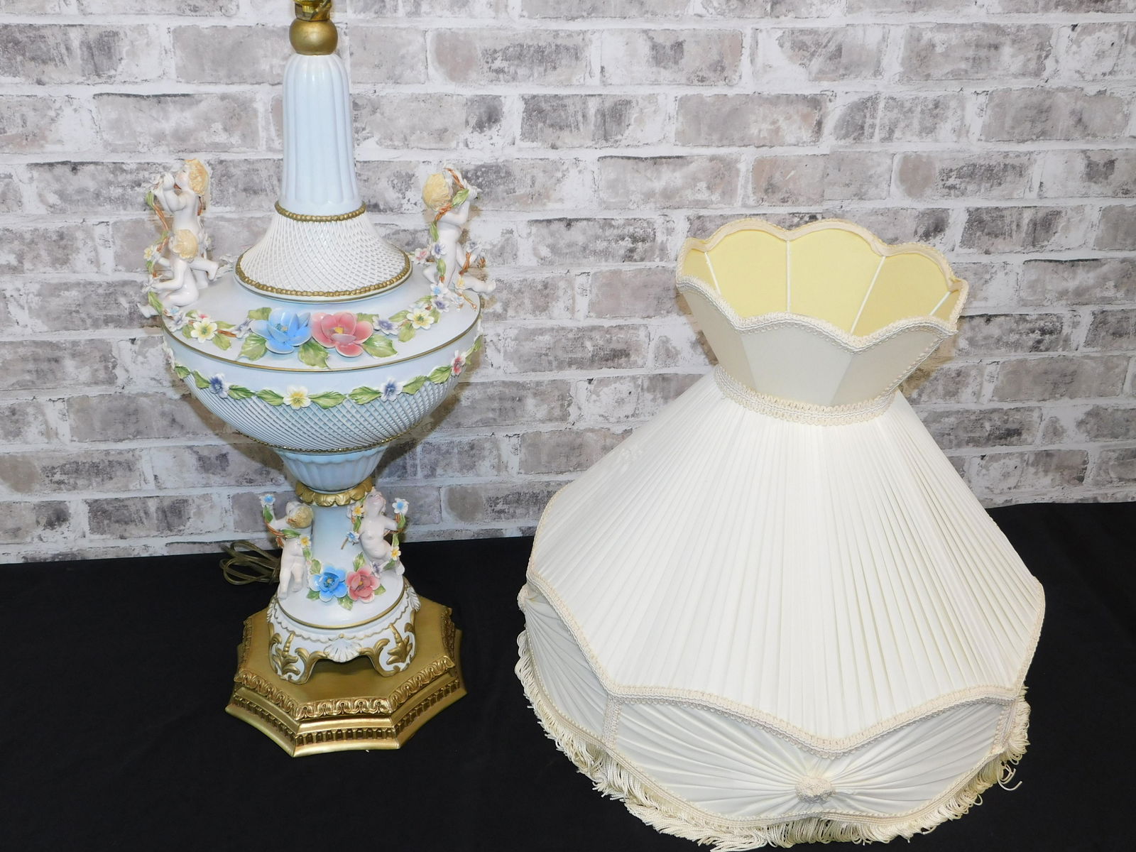 Italian Cherub Decorator Table Lamp (1 of 6)