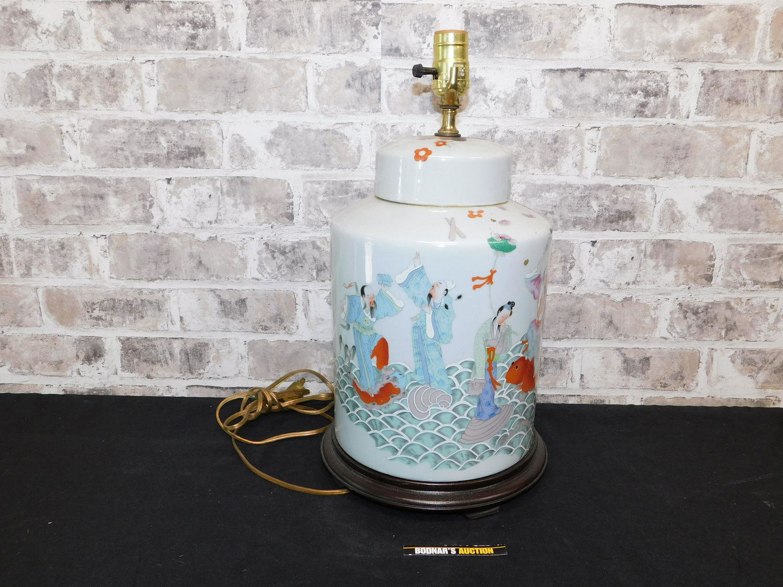 Chinese Cantonware Style Table Lamp (1 of 6)