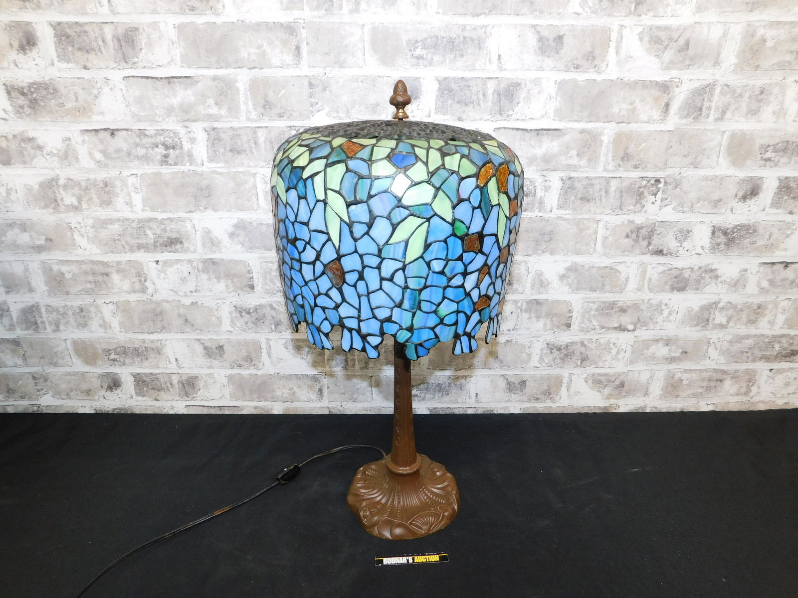 Tiffany Style Stained Glass Table Lamp (1 of 3)