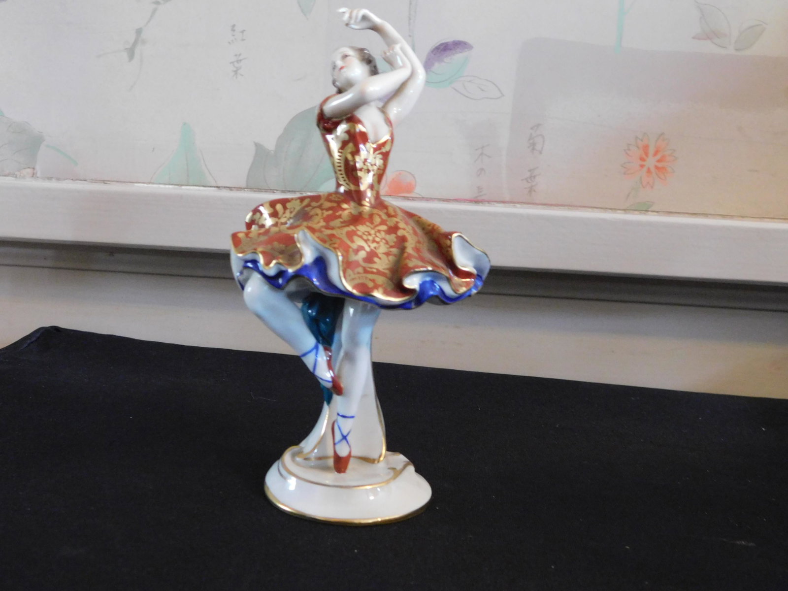 Capodimonte Ballerina Figurine: Capodimonte Ballerina Figurine. Measures 6" tall x 3" wide. This sale is an in-house shipping sale on most items with a $10.00 per lot packing/handling fee. Please read the Complete Terms & Conditions