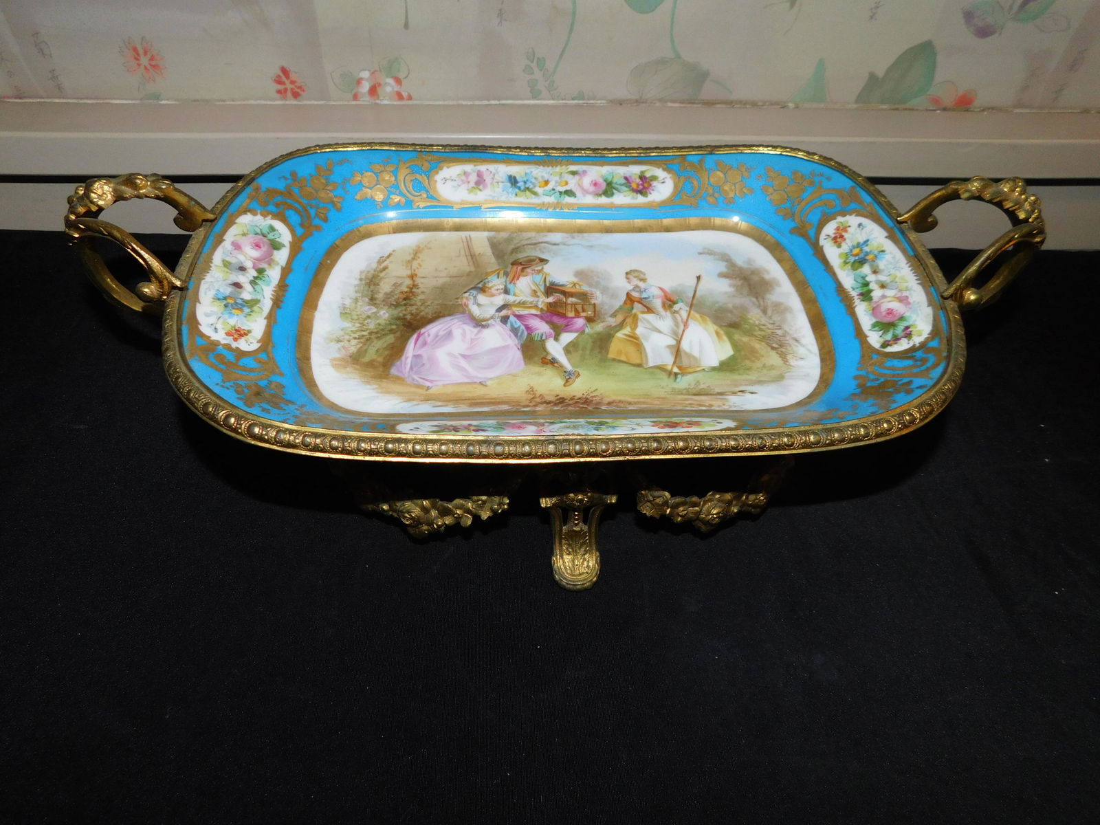 Serves Hand Painted Centerpiece (1 of 5)