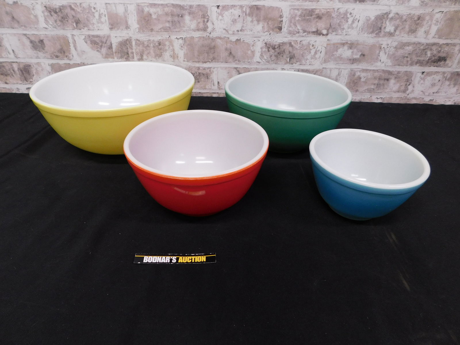 Set of 4 Pyrex Mixing Bowls (1 of 6)