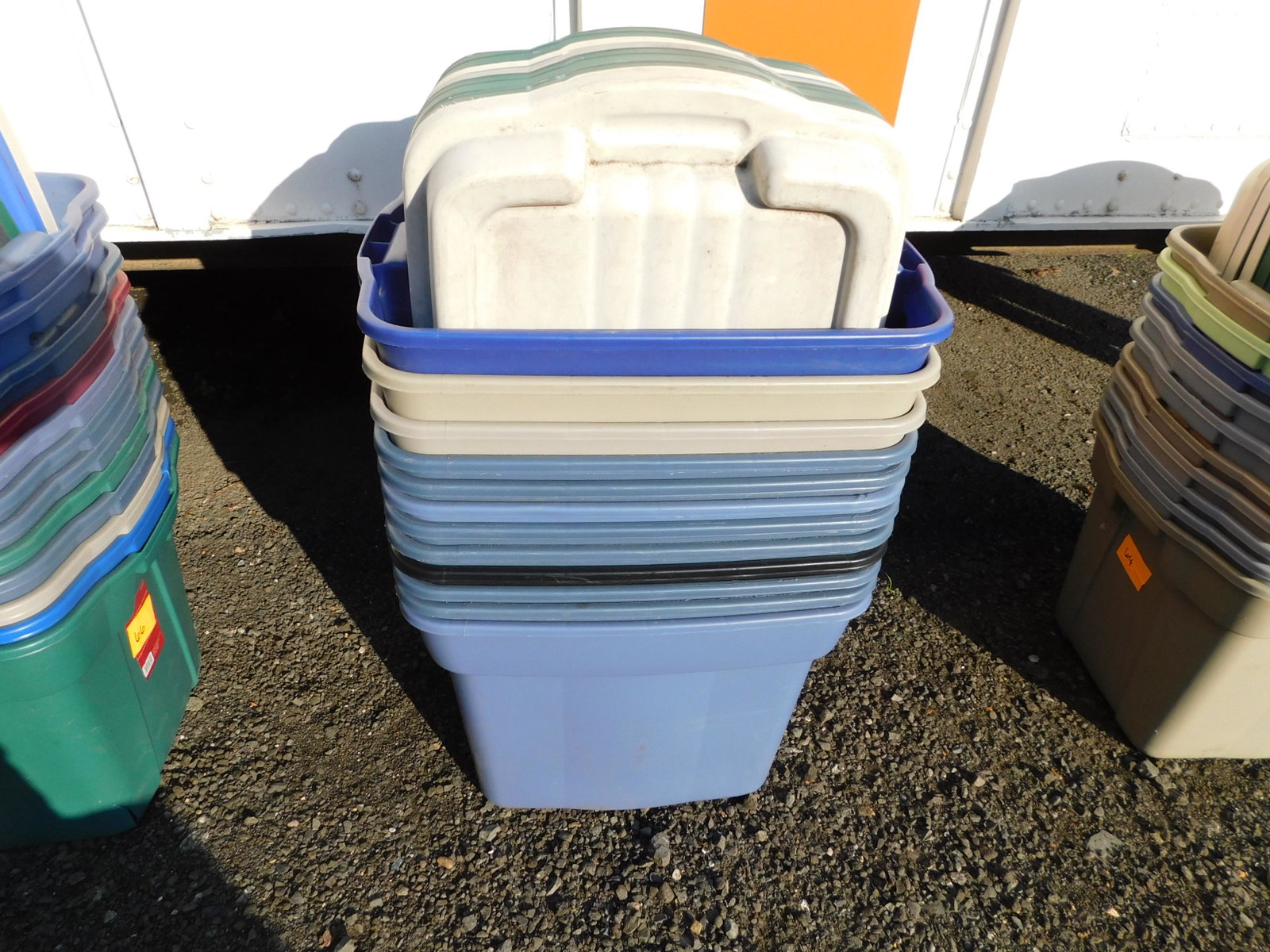 Lot of 12 Rubbermaid Tubs/Storage Bins: Lot of 12 Rubbermaid Tubs/Storage Bins. These tubs are in used condition. Some cracking, chips - but still in good condition. They measure 17.5" x 1" x2" . All items must be paid for within 24 hours o