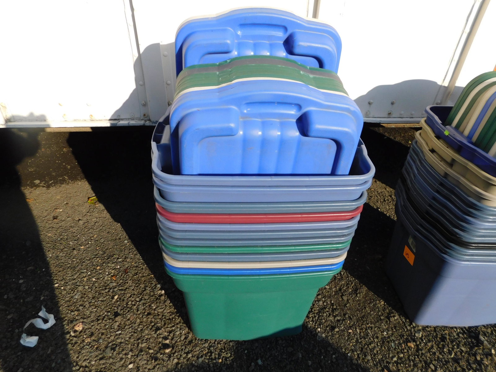 Lot of 12 Rubbermaid Tubs/Storage Bins: Lot of 12 Rubbermaid Tubs/Storage Bins. These tubs are in used condition. Some cracking, chips - but still in good condition. They measure 17.5" x 1" x2" . All items must be paid for within 24 hours o
