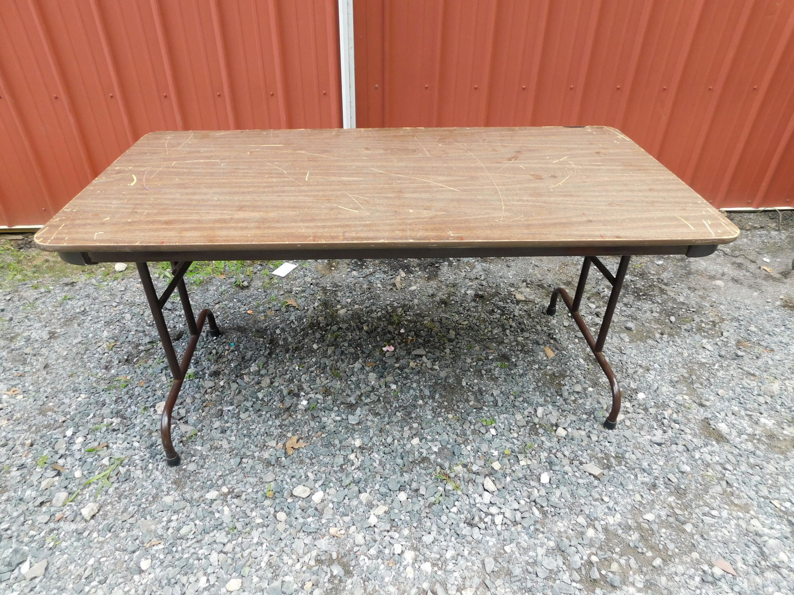 Formica Metal Base Folding Table: Formica Metal Base Folding Table. In Heavily Used Condition. 5' x 30" deep x 29" tall. All items must be paid for within 24 hours of the sale. Local pickups are in our South Brunswick location on Thur