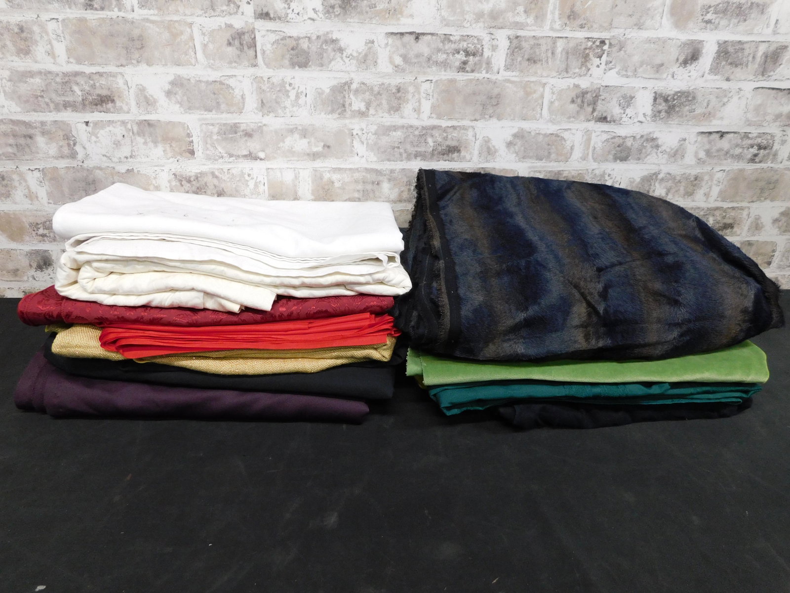 Large Lot of Mixed Table Cloths: Large Lot of Mixed Table Cloths. Heavily Used condition. Some may have slight tears/staining. Wash before use!!! All items must be paid for within 24 hours of the sale. Local pickups are in our South 