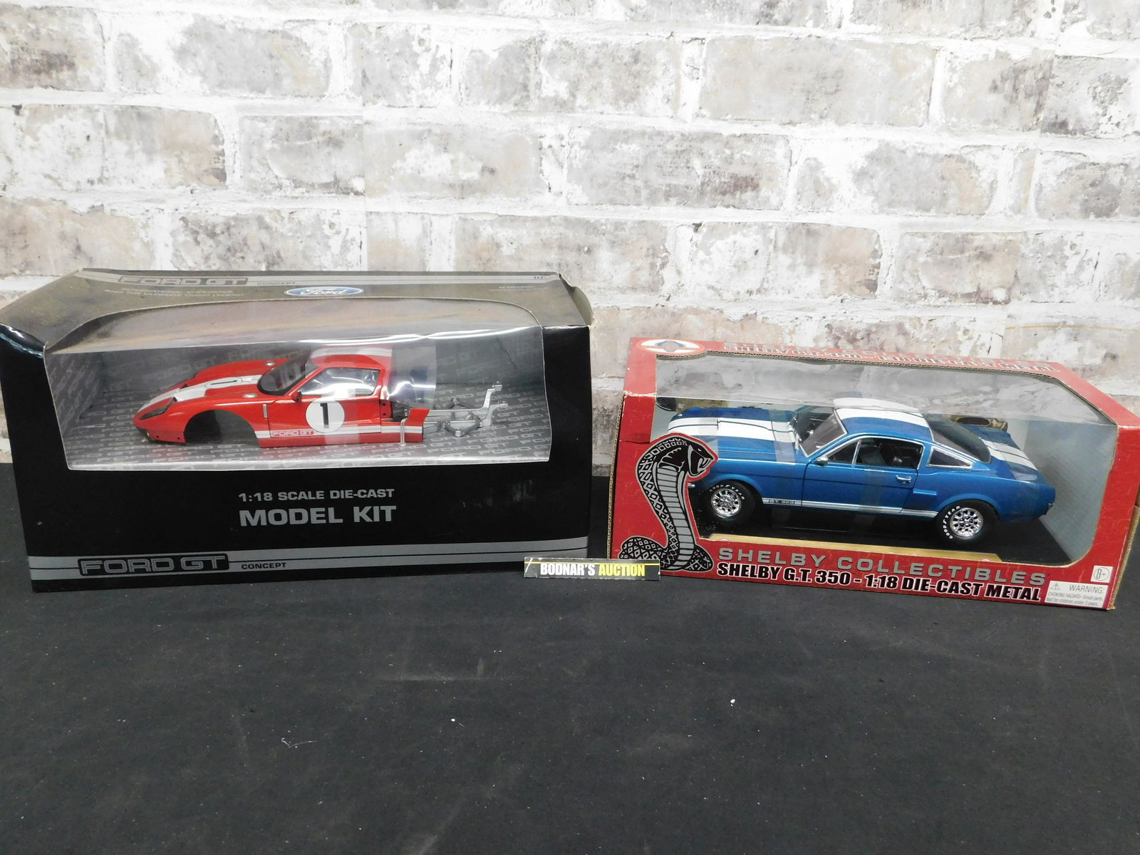 Lot of 2 1:18 Scale Ford Car and Model Kit (1 of 7)