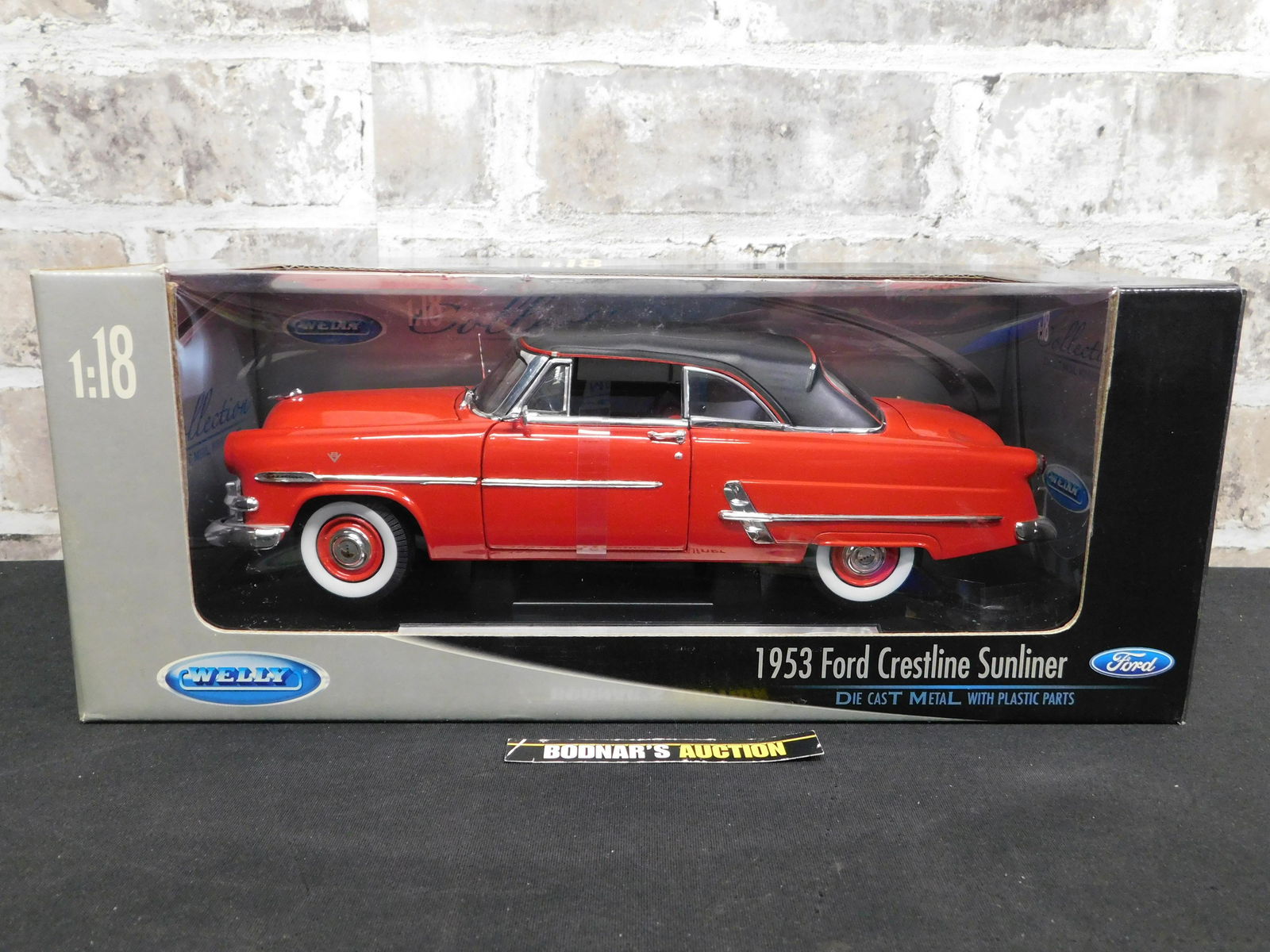 Welly 1953 Ford Crestline Sunliner 1:18 Scale Diecast (1 of 8)
