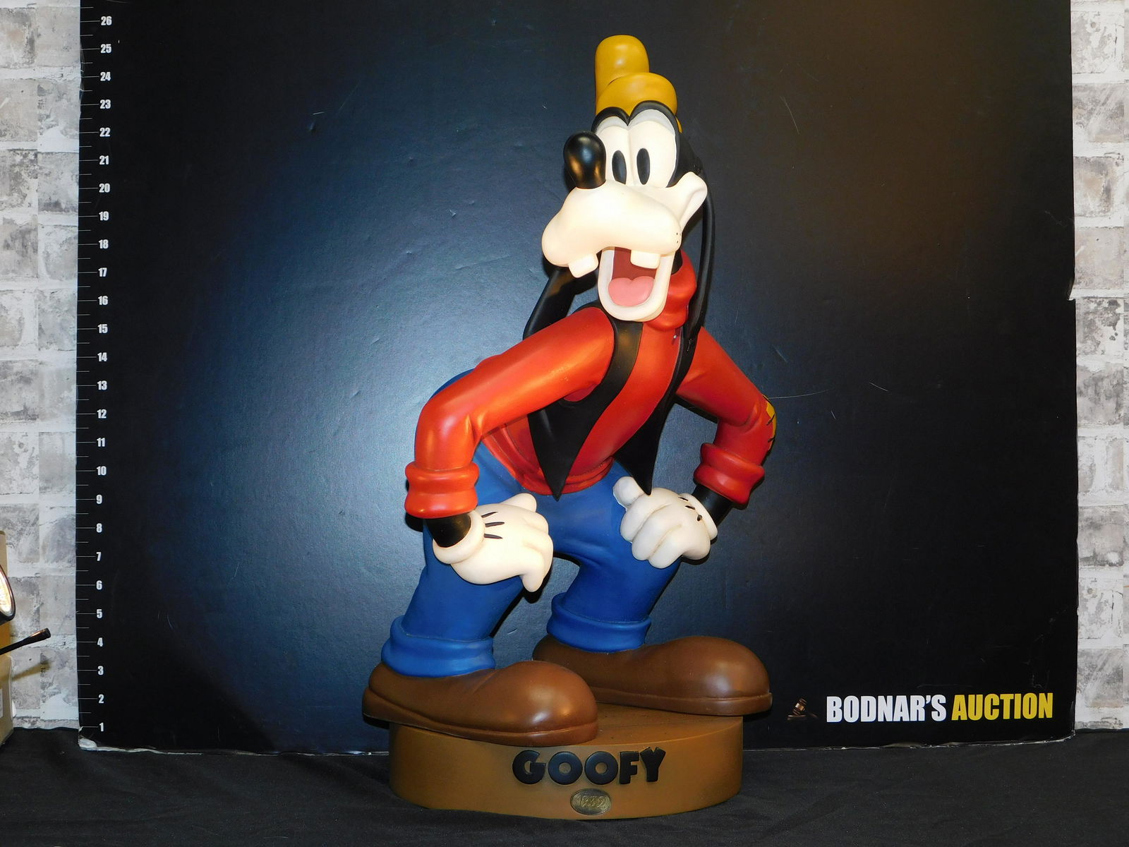 Disney Big Fig Goofy Statue on Removable Base (1 of 8)