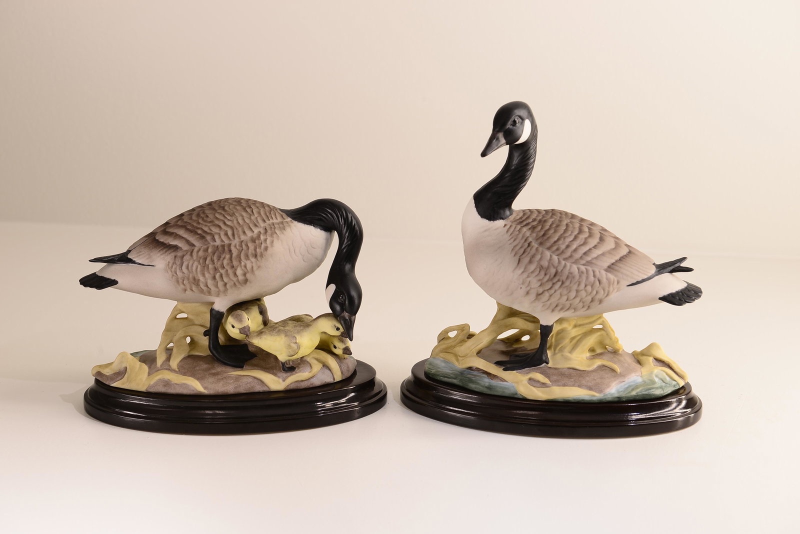 Boehm "CANADA GEESE" 408: Boehm "CANADA GEESE" 408. Measures approx. 7 1/2" High X 7 1/2" Long. All invoices must be paid within 24 hours of the sale. All items are shipped USPS and will be billed separately. A $10 handling fe