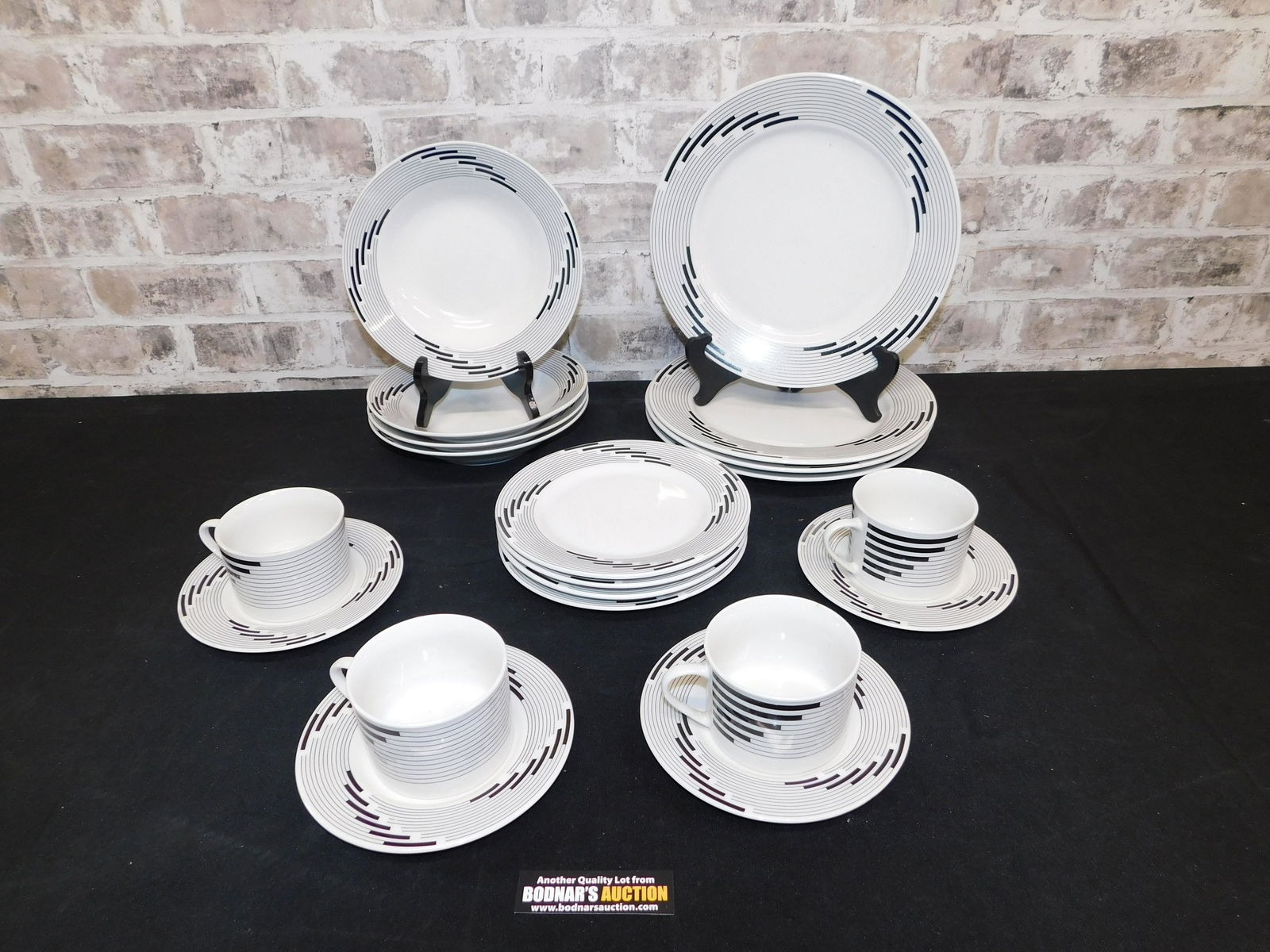 Gibson Housewares Mid Century Modern Service for 4 (1 of 5)