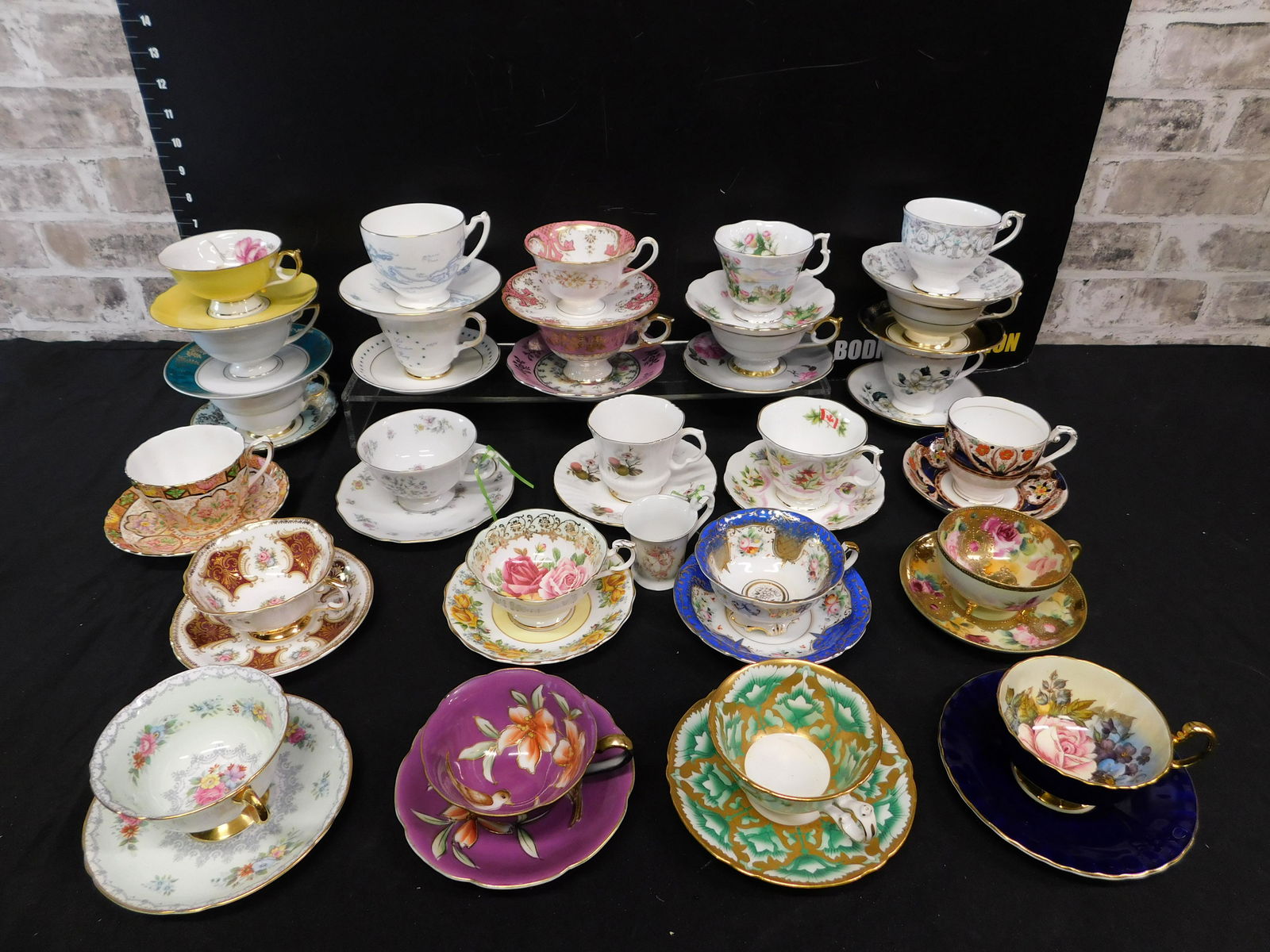 Lot of Teacups and Saucers (1 of 7)