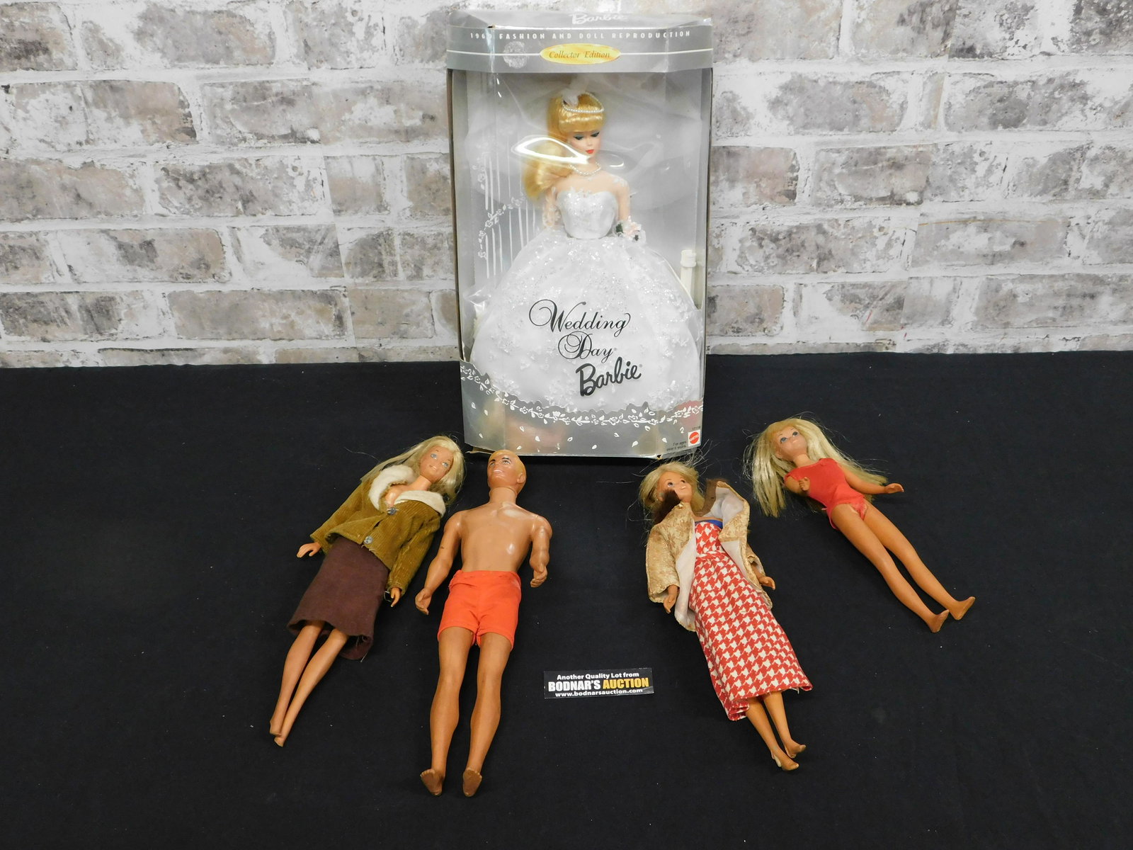 Lot of Loose and Boxed Barbie Dolls (1 of 5)