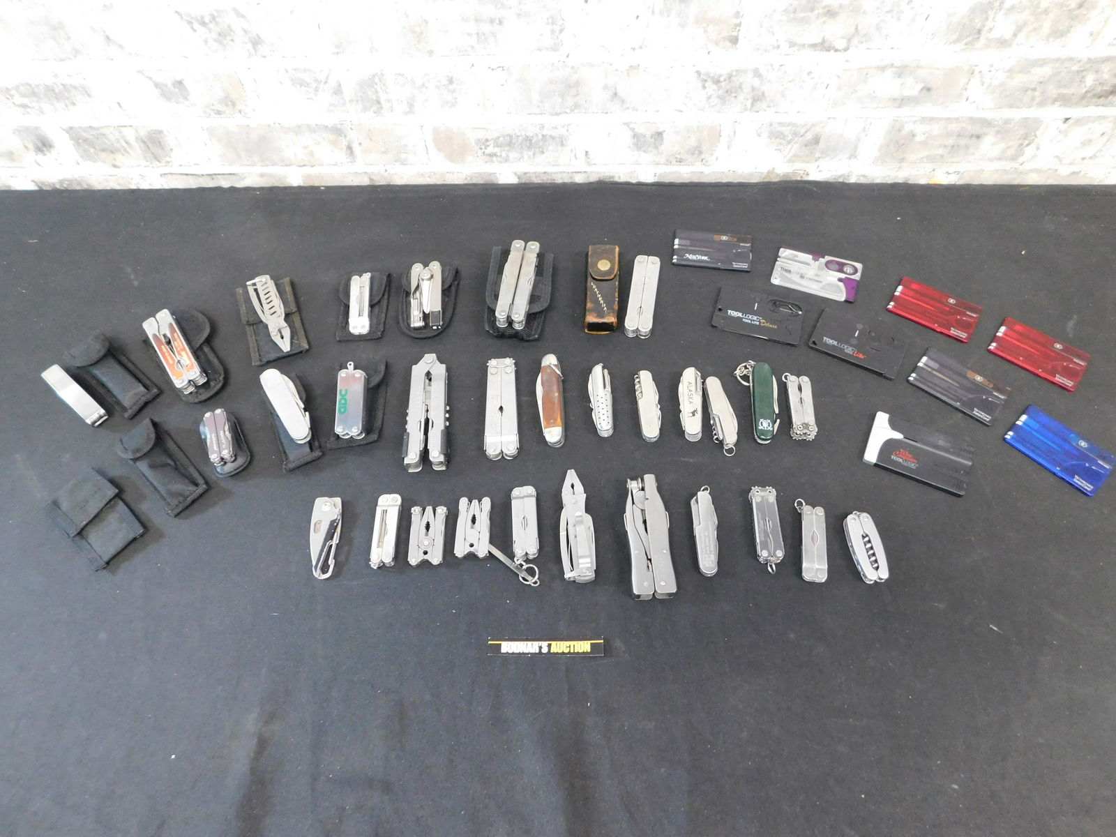 Large Lot of Pocket Knives (1 of 6)