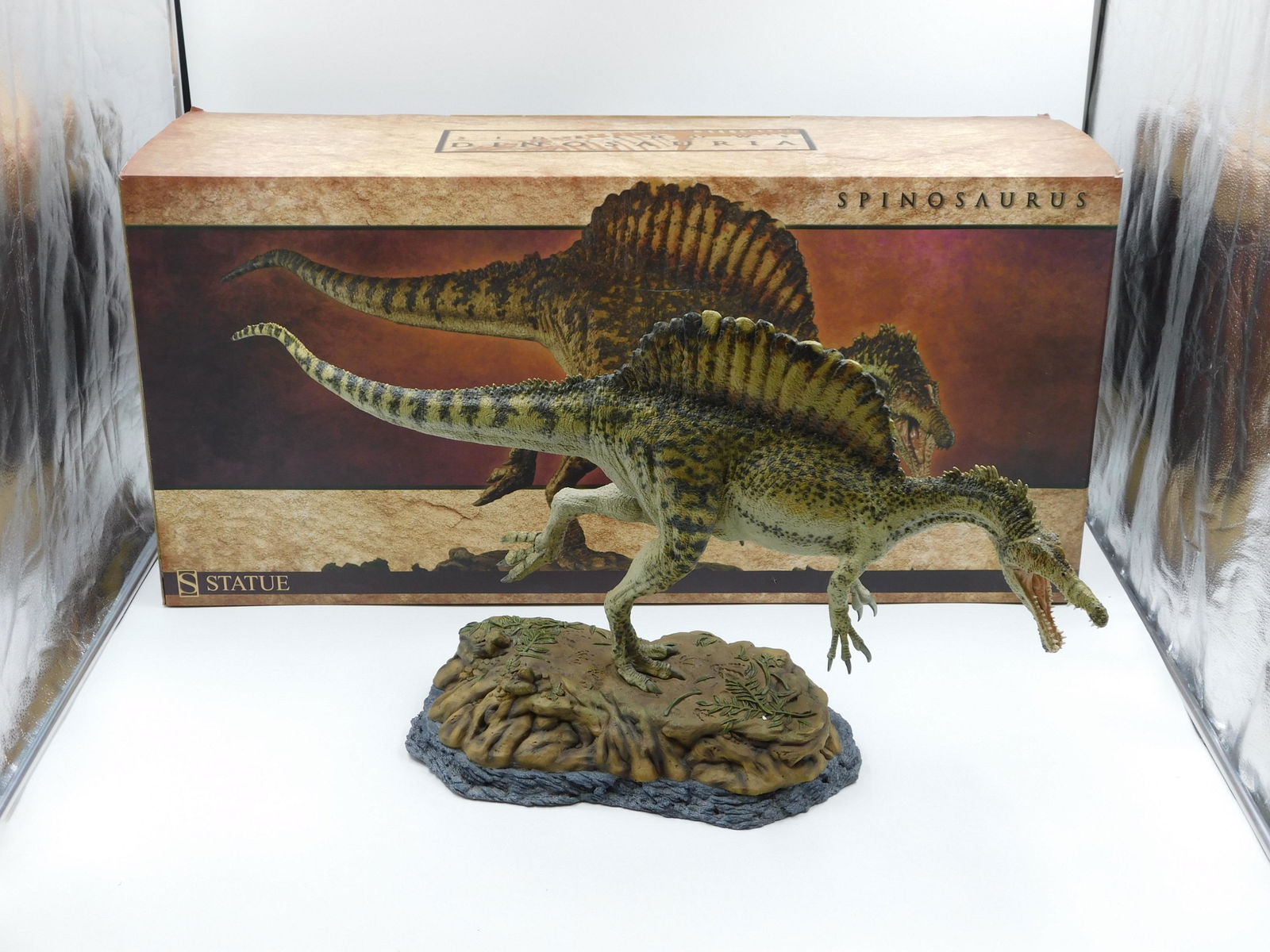 Spinosaurus Statue Sideshow Collectibles (1 of 7)
