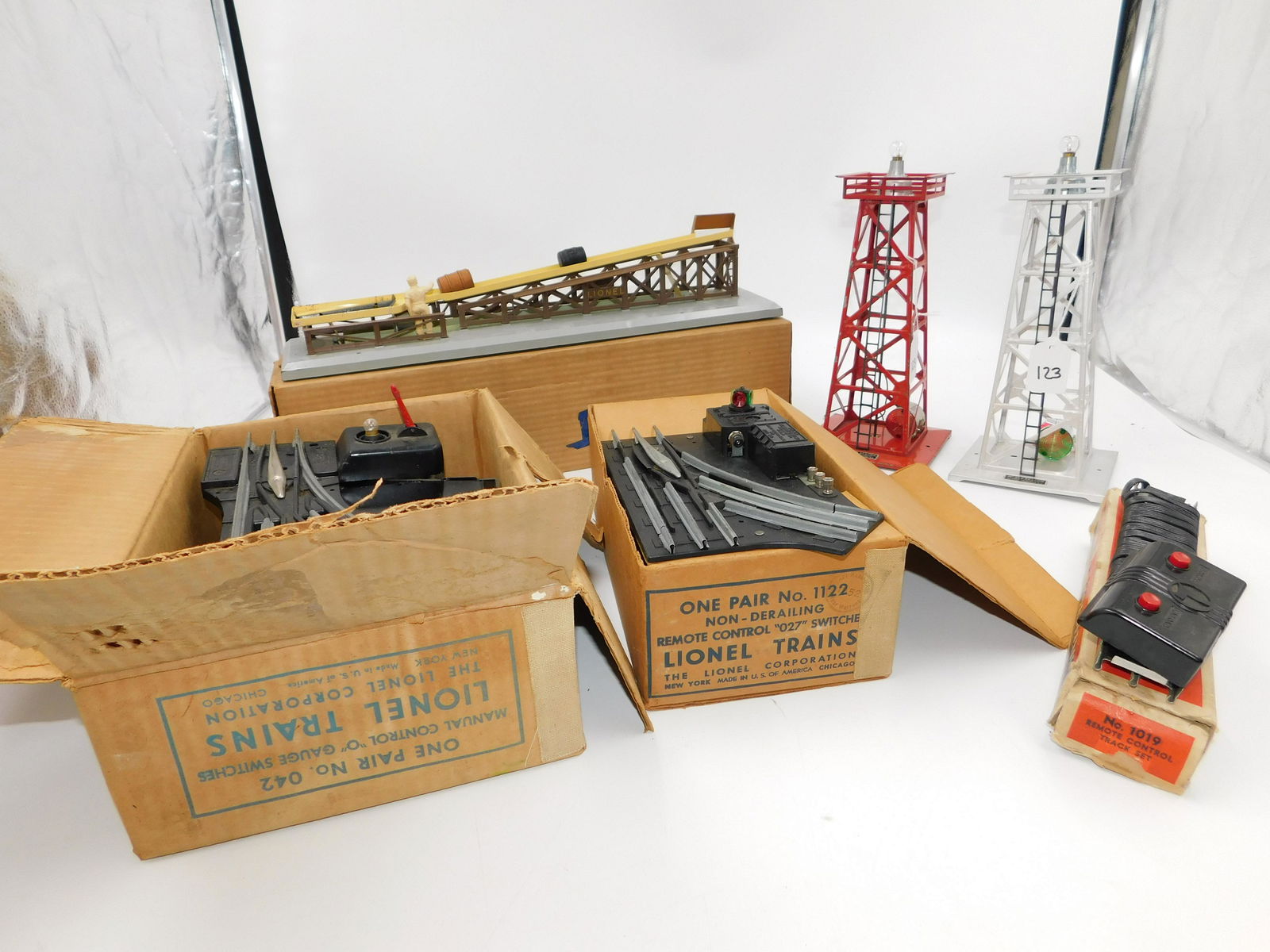 Lot of 6 Lionel 027 Train Accessories (1 of 9)