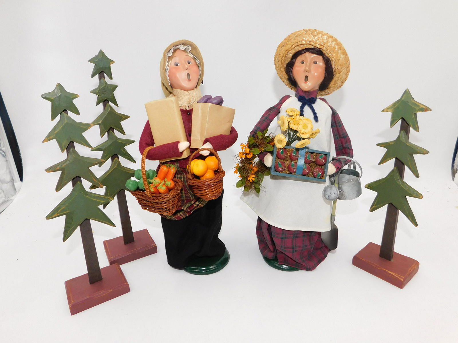 Lot of 2 Byers Choice Carolers (1 of 4)
