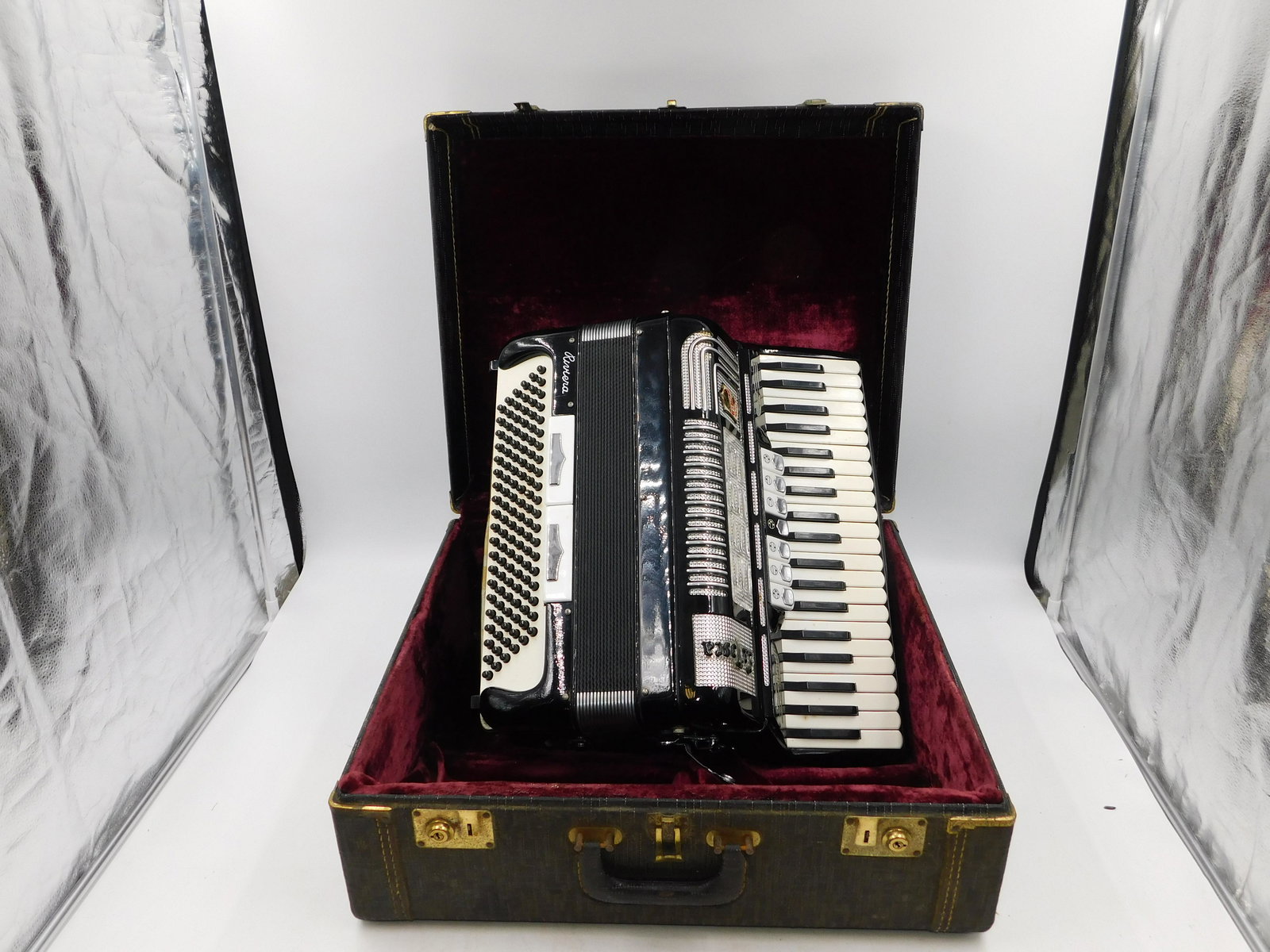 La Tosca Gretsch Tuxedo Piano Accordion: La Tosca Gretsch Tuxedo Piano Accordion. In Working Order. Comes in Case. Measures approx. 19" long. Please read the terms and conditions. This sale will be broadcast live on sale day with full descri