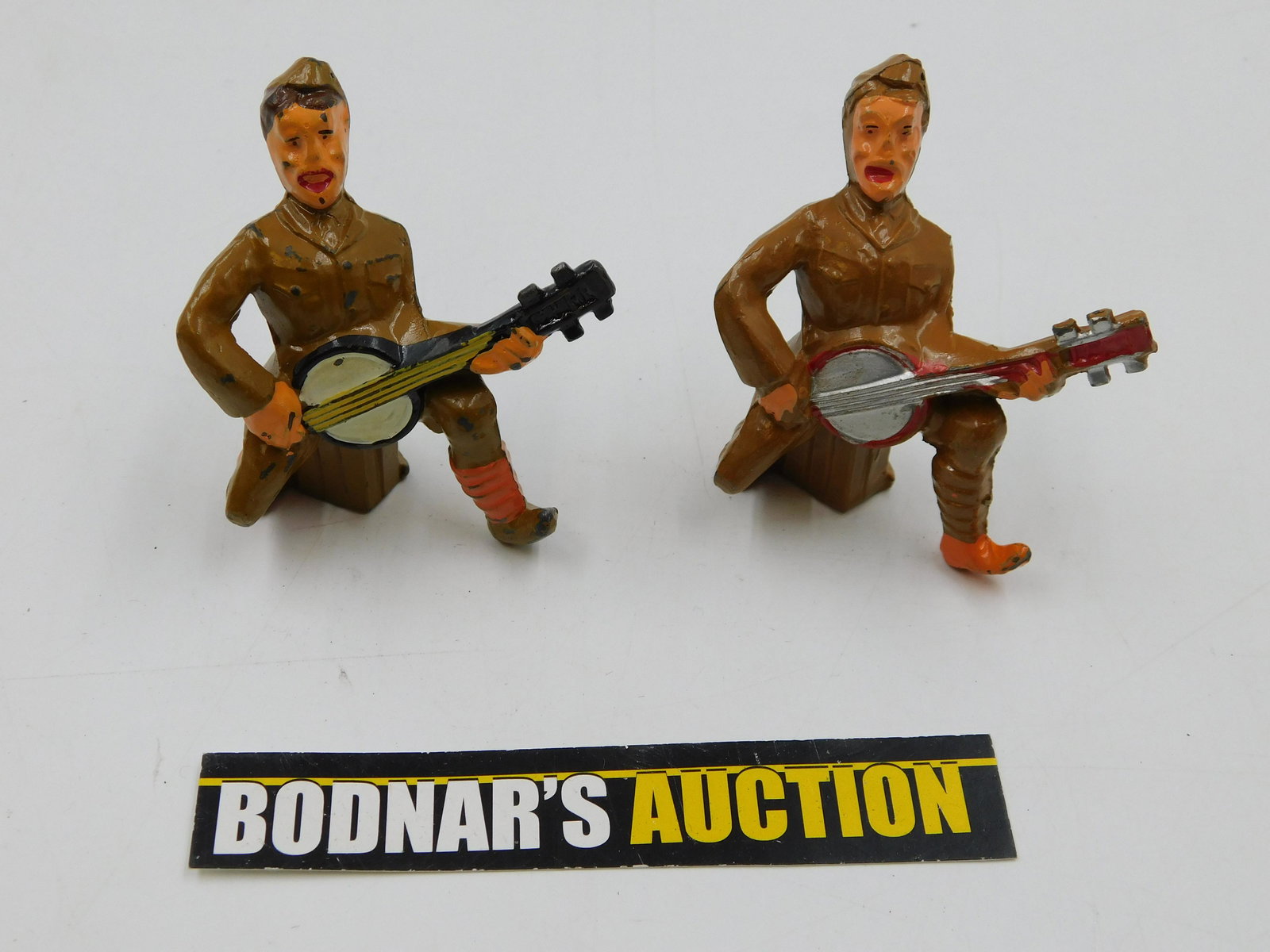 Lot of 2 Vintage Manoil Toy Soldiers playing Banjos: Lot of 2 Vintage Manoil Toy Soldiers playing Banjos including RARE Red Banjo. Measures approx. 2.5" tall x 2.5" wide. All invoices must be paid within 24 hours of the sale. All items are shipped eithe