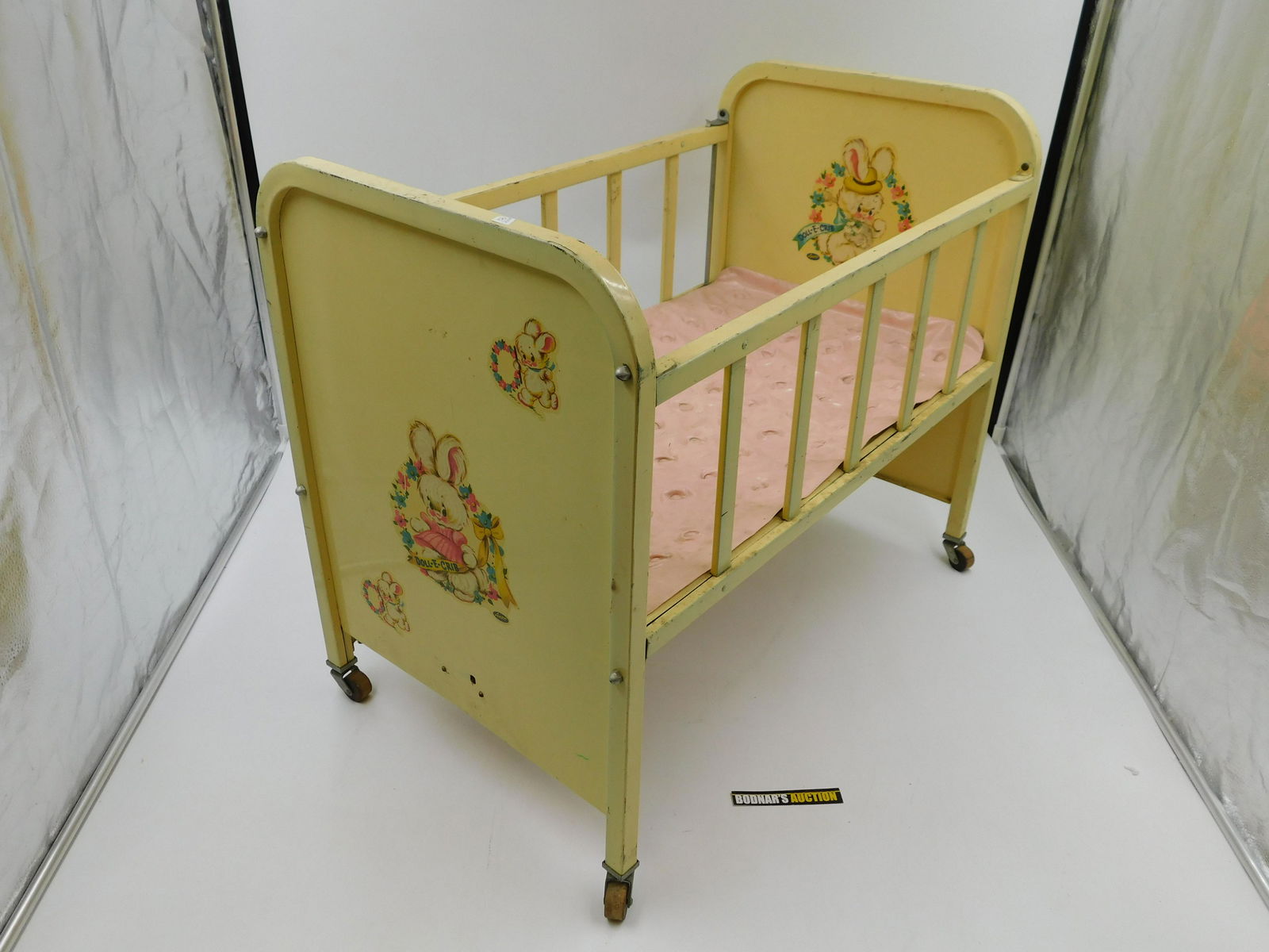 Doll store e crib