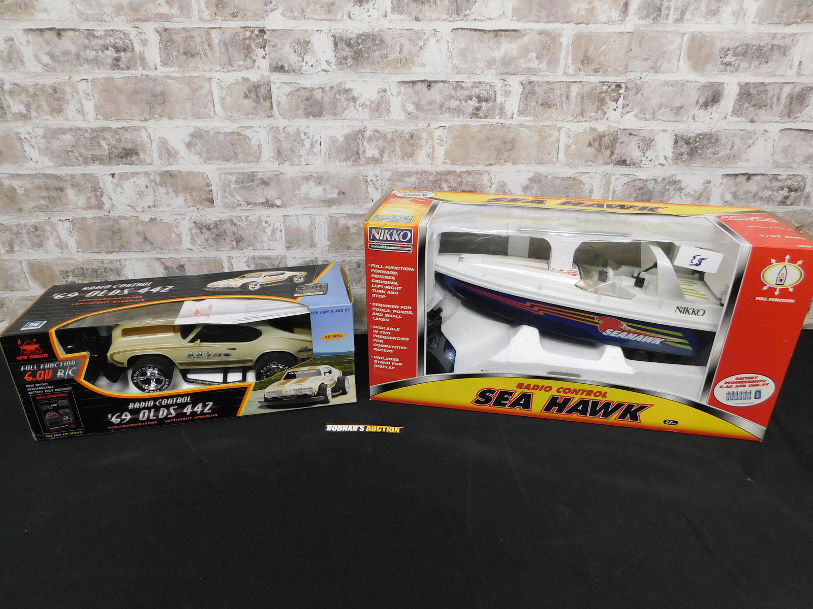 Lot of 2 Radio Control Vehicles (1 of 8)