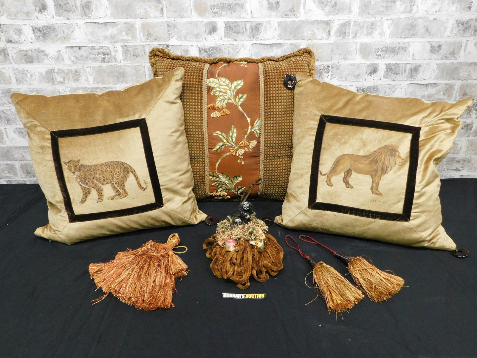 Lot of Decorator Pillows (1 of 7)