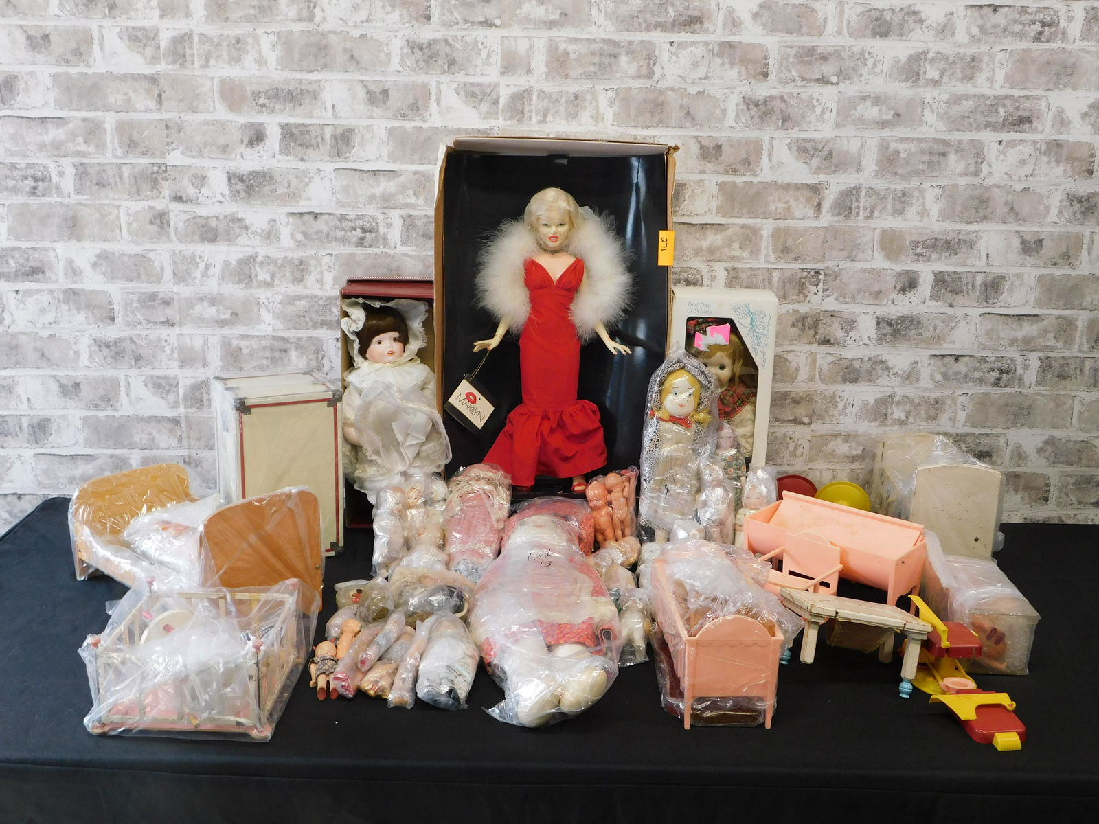 Large Lot of Vintage Dolls (1 of 9)