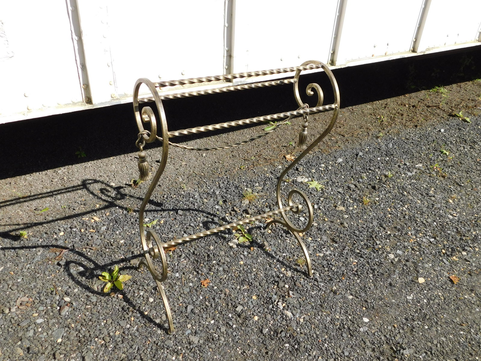 Iron Quilt Rack with Tassel Design: Iron Quilt Rack with Tassel Design. Measures 34" tall x 25" wide x 11" deep. Please read the terms and conditions. This sale will be broadcast live on sale day with full descriptions of each lot being