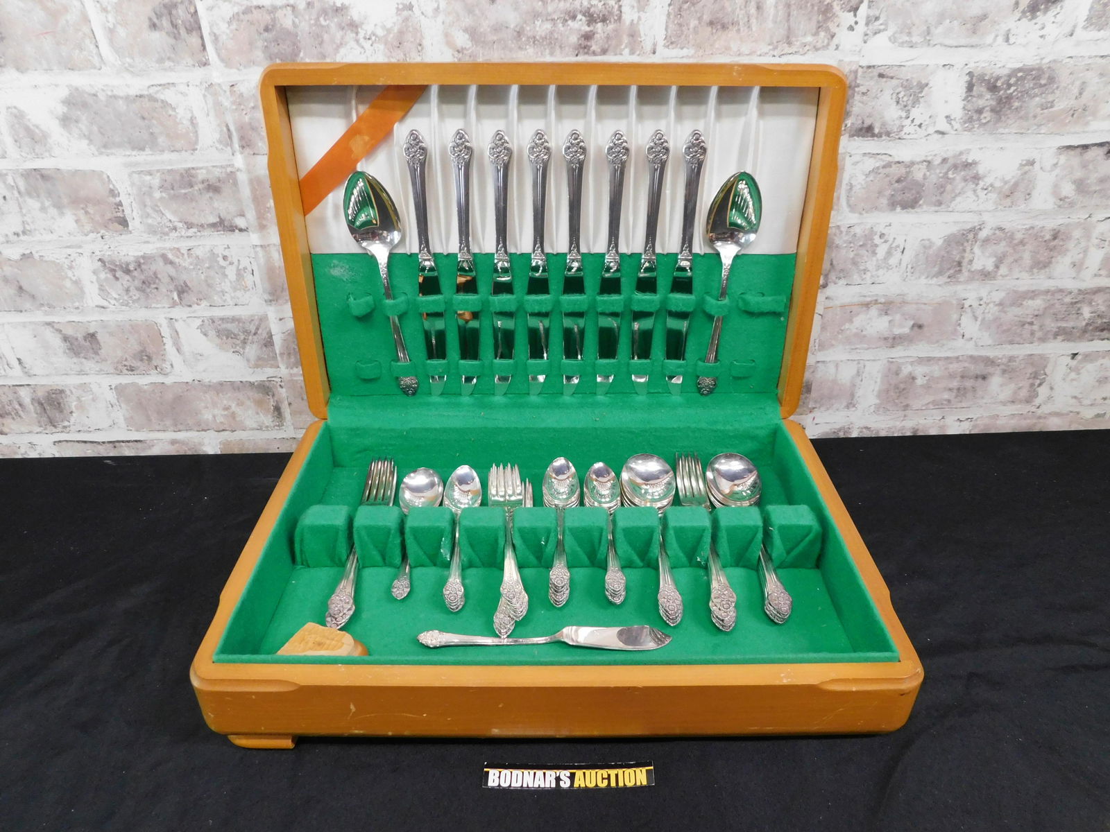 Lot of Rogers Oneida Silverware (1 of 13)