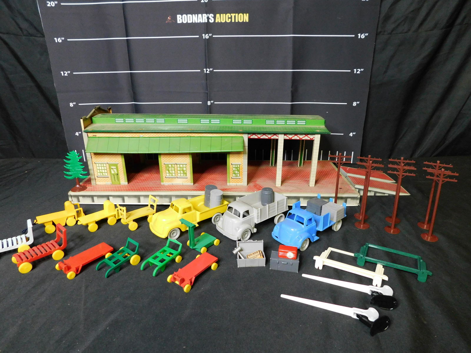 Marx Freight Station with Accessories (1 of 8)