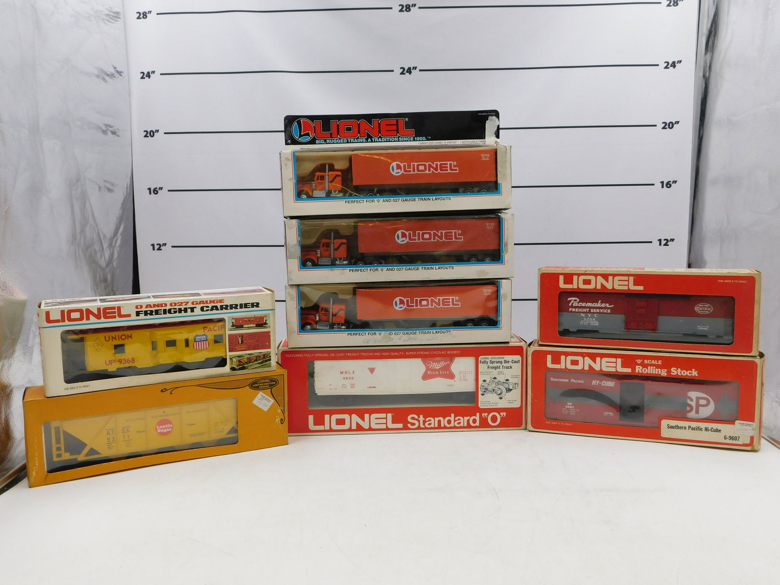 Lot of 8 Lionel O Gauge Rolling Stock and Tractor Trailers (1 of 17)
