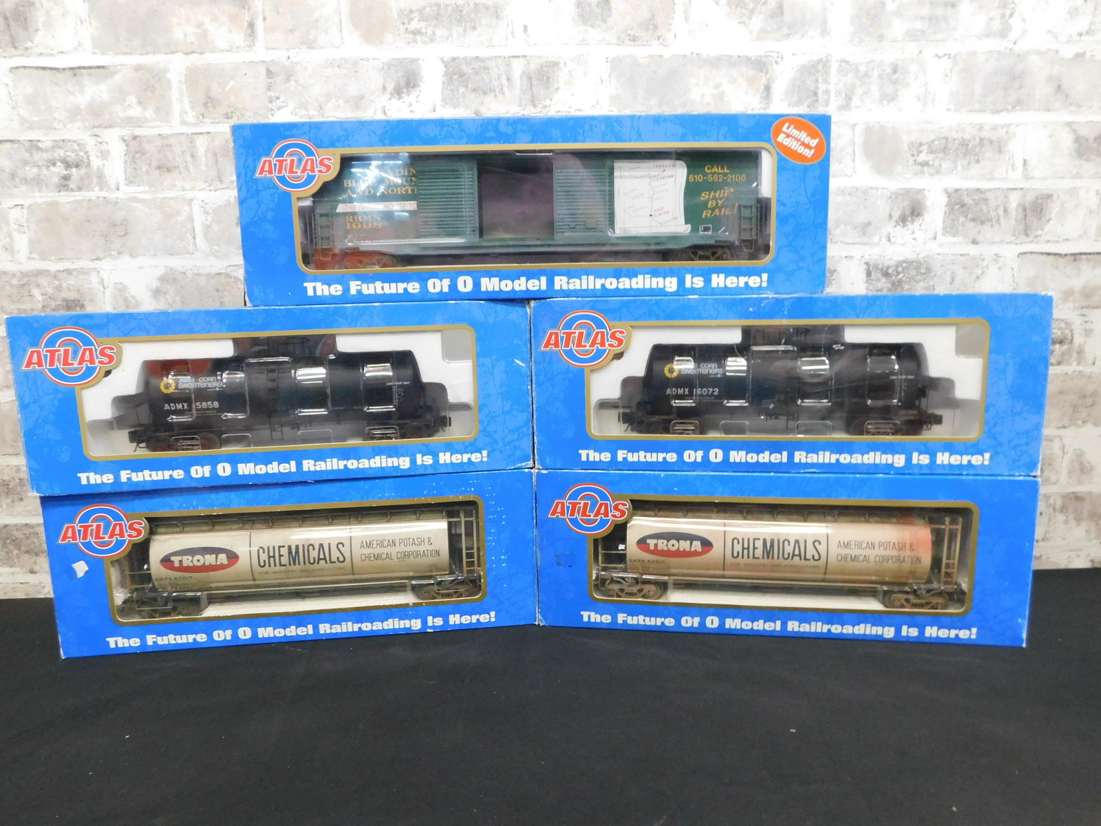 Lot of 5 Atlas Customized O Gauge Rolling Stock (1 of 5)