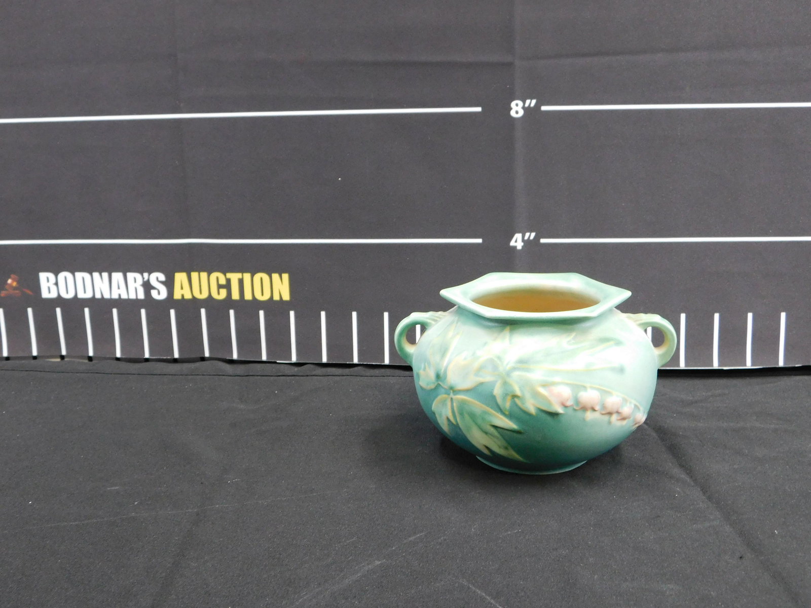 Roseville Bleeding Heart Double Handled Vase (1 of 7)