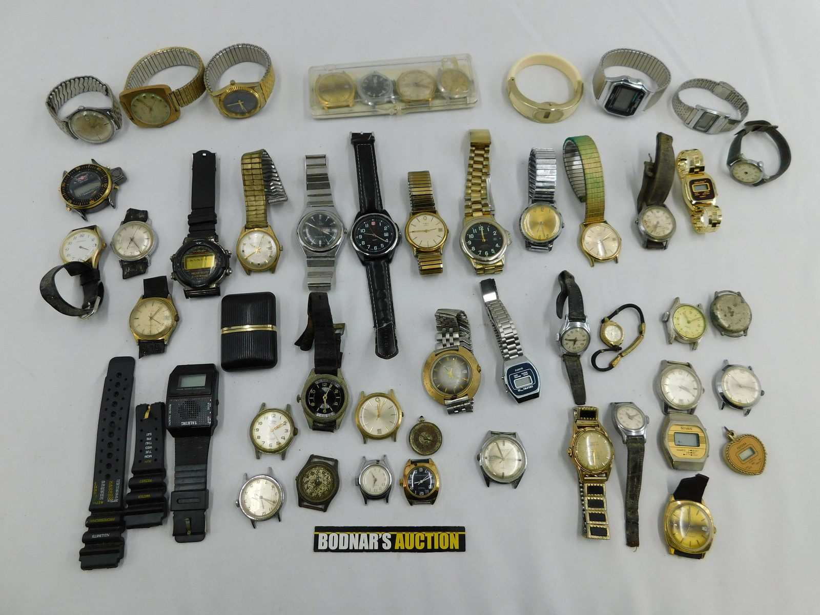 Mixed Lot of Watches and Watch Faces: Mixed Lot of Watches and Watch Faces. Including Ladies and Men's. Many Timex. Heavily Worn. All invoices must be paid within 24 hours of the sale. All items are shipped USPS or UPS and will be billed
