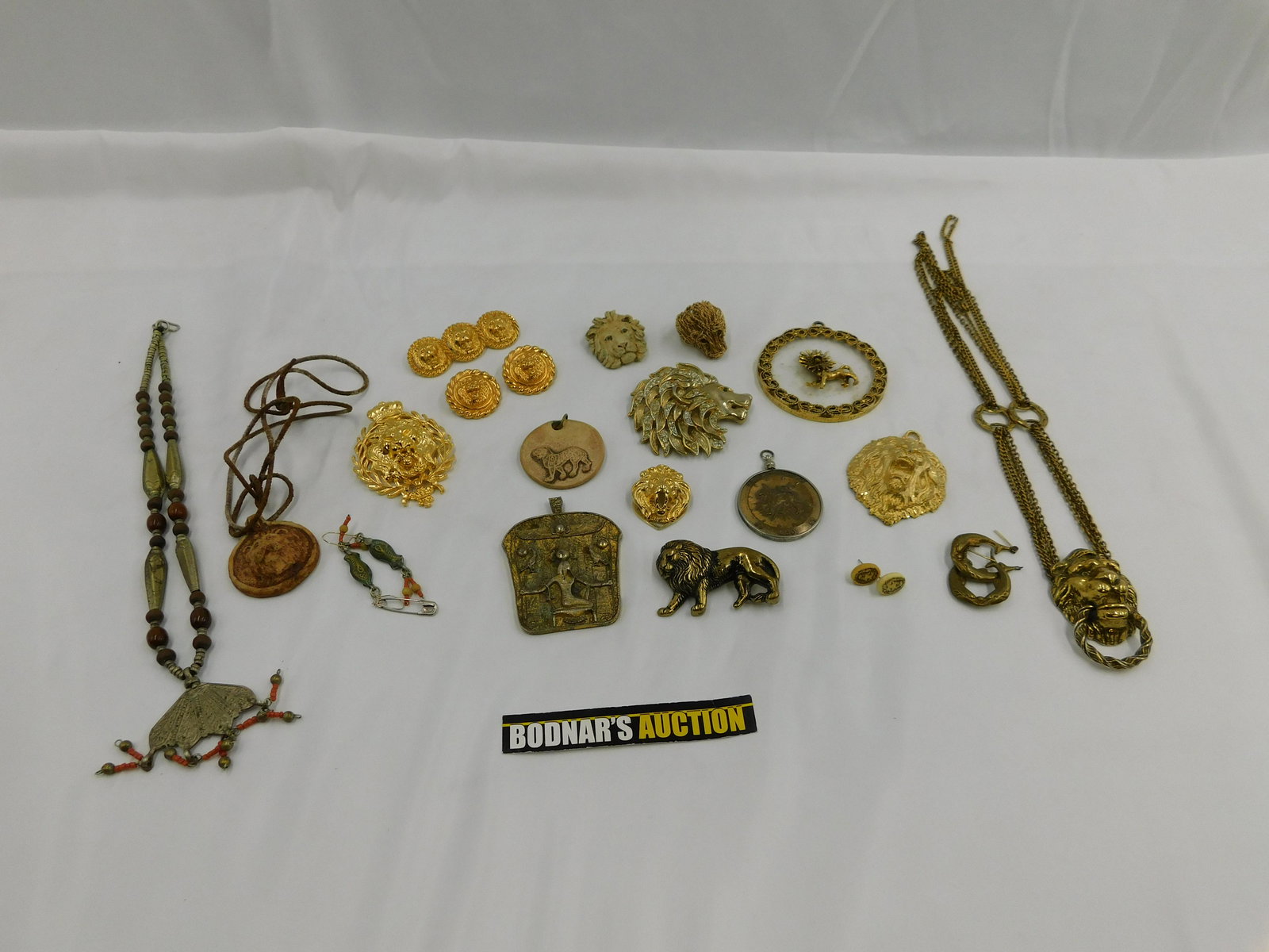 Lot of Gold Tone Lion Head Jewelry (1 of 4)