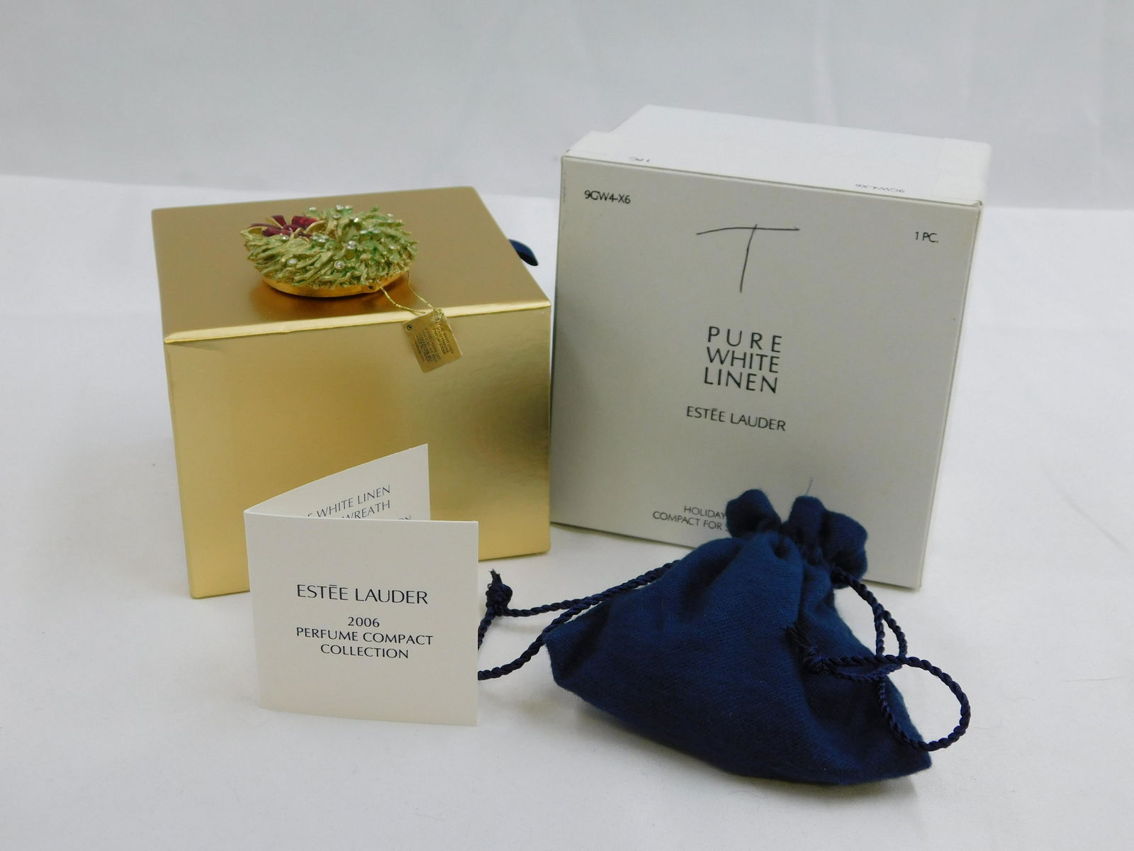 Estee Lauder Holiday Wreath Perfume Compact (1 of 4)