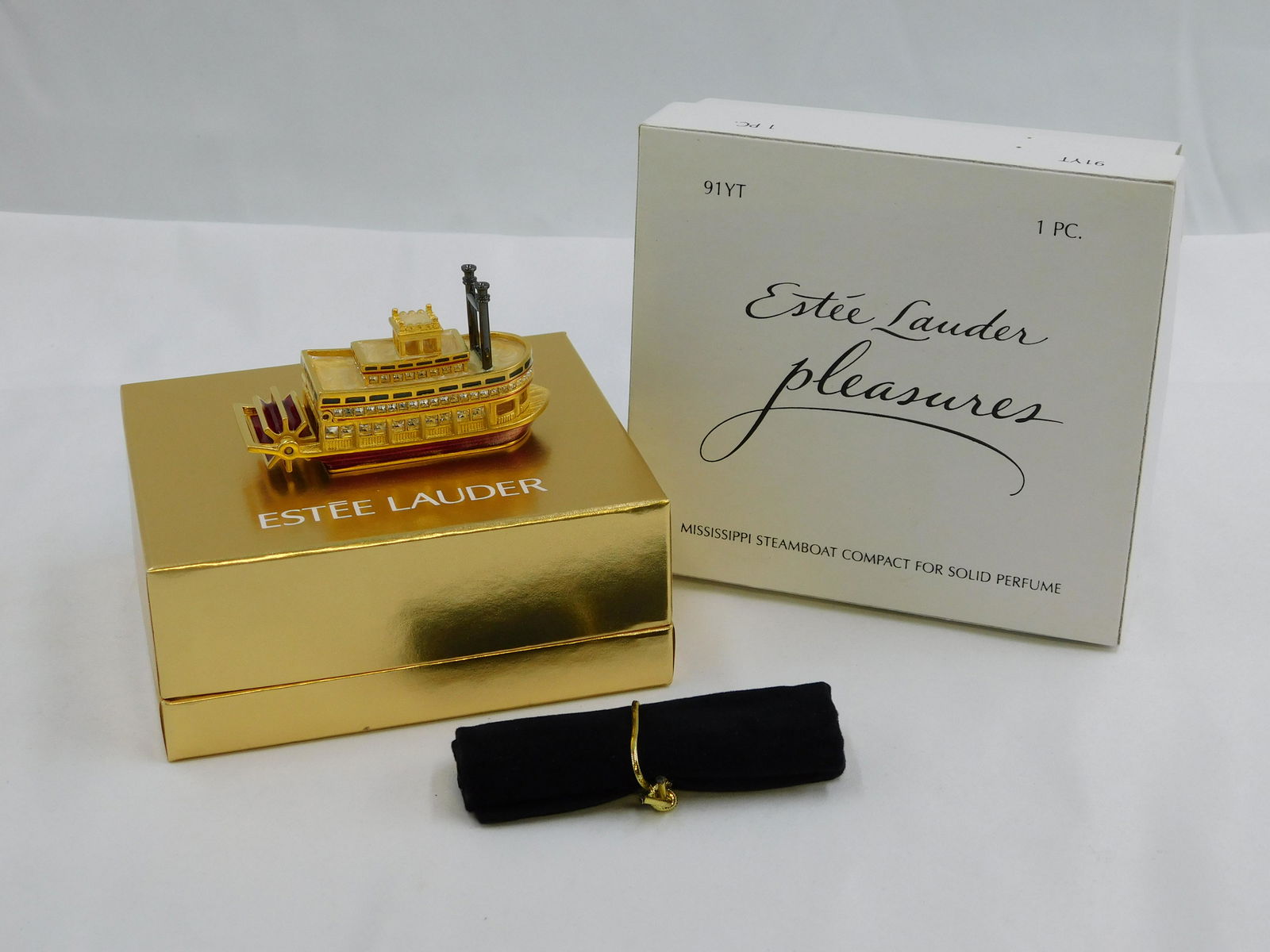 Estee Lauder Mississippi Steamboat Perfume Compact (1 of 5)