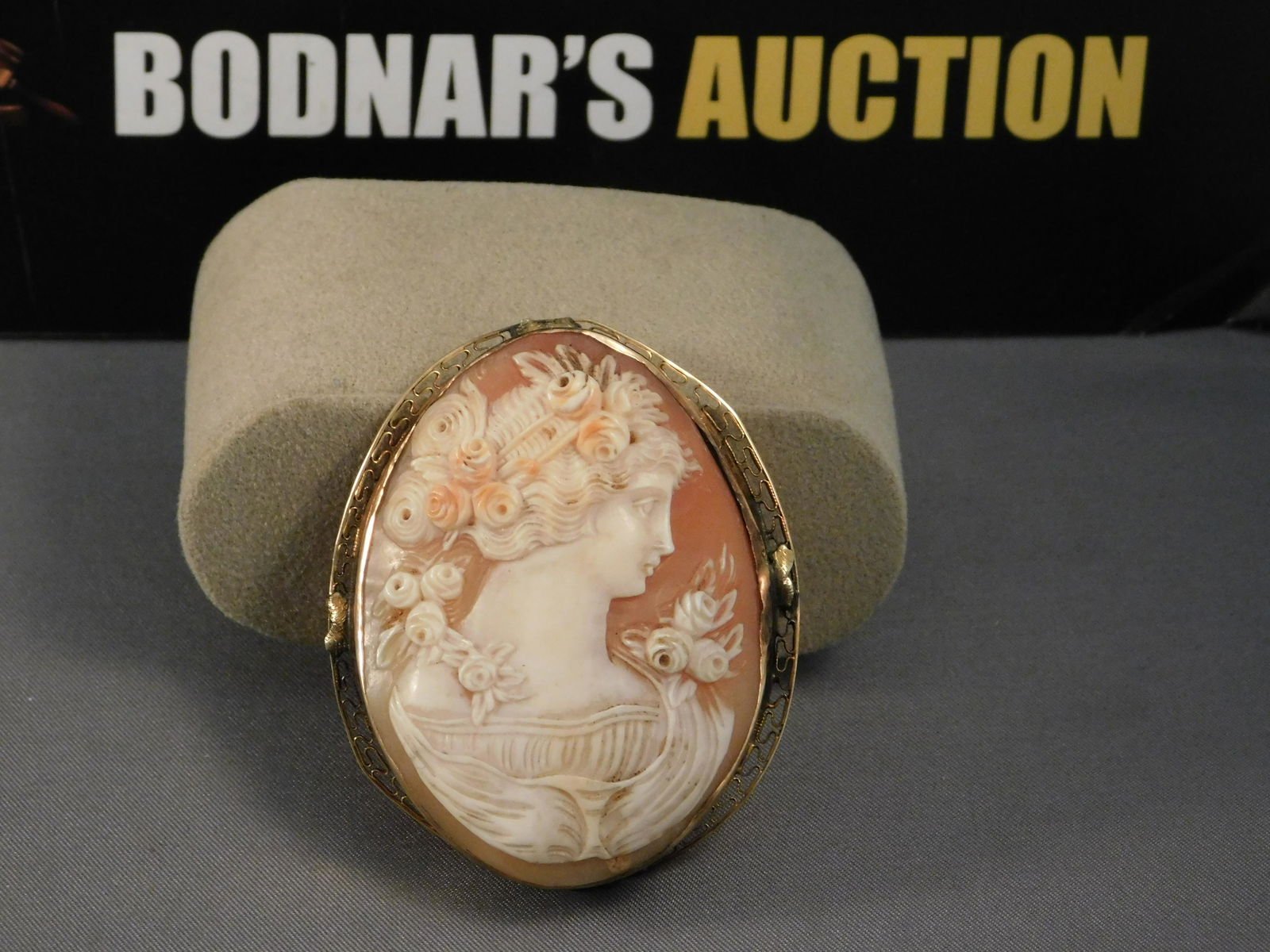 14K Gold and Carved Shell Cameo Pin/Pendant (1 of 6)