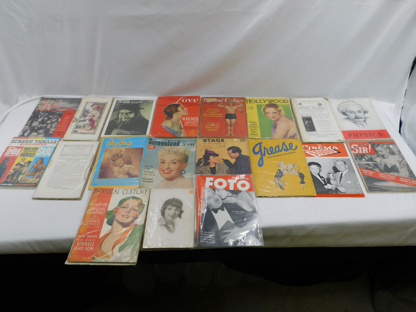 Large Lot of Vintage Magazines (1 of 8)