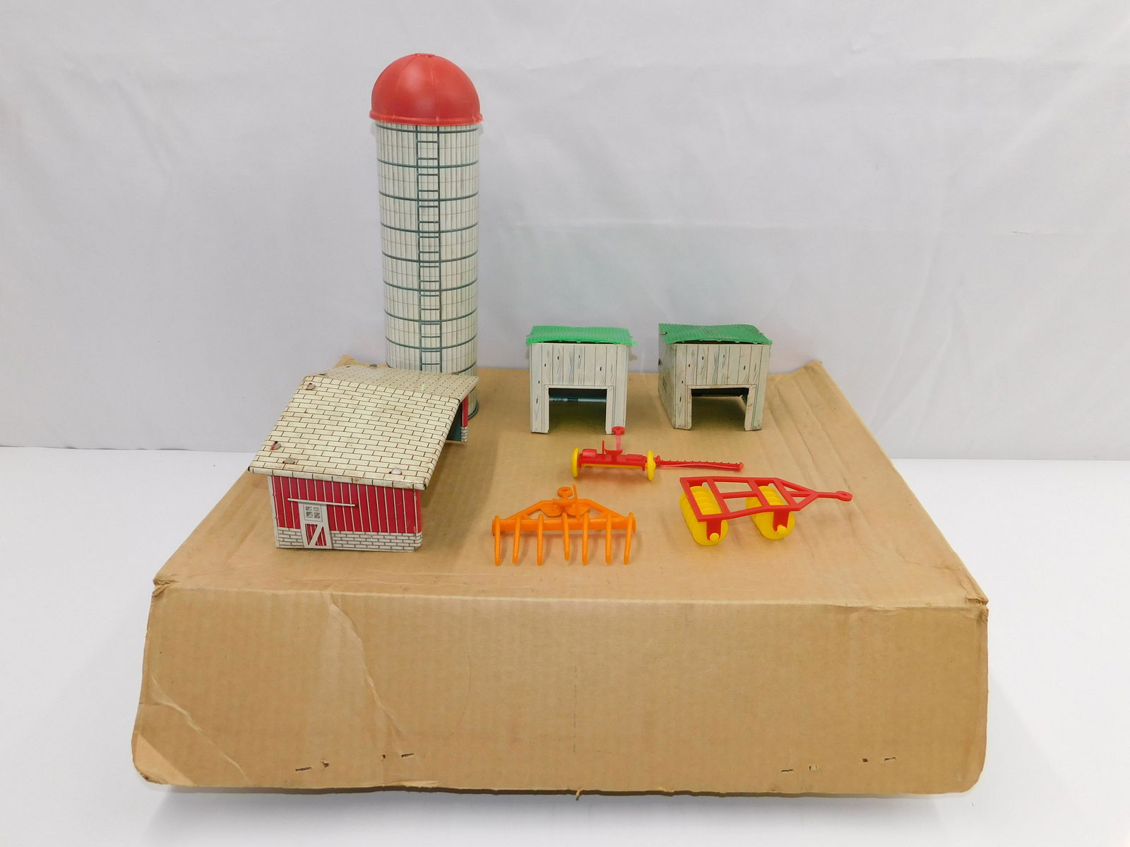 Tin-Plated and Plastic Farm Play Set (1 of 4)