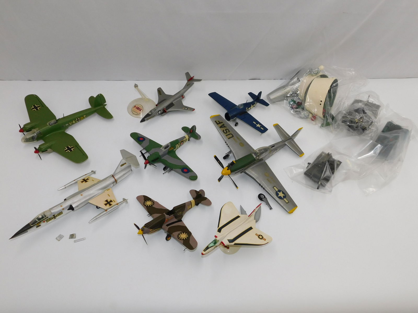 Lot of Plastic Model Airplanes, Tanks and Spaceships (1 of 5)