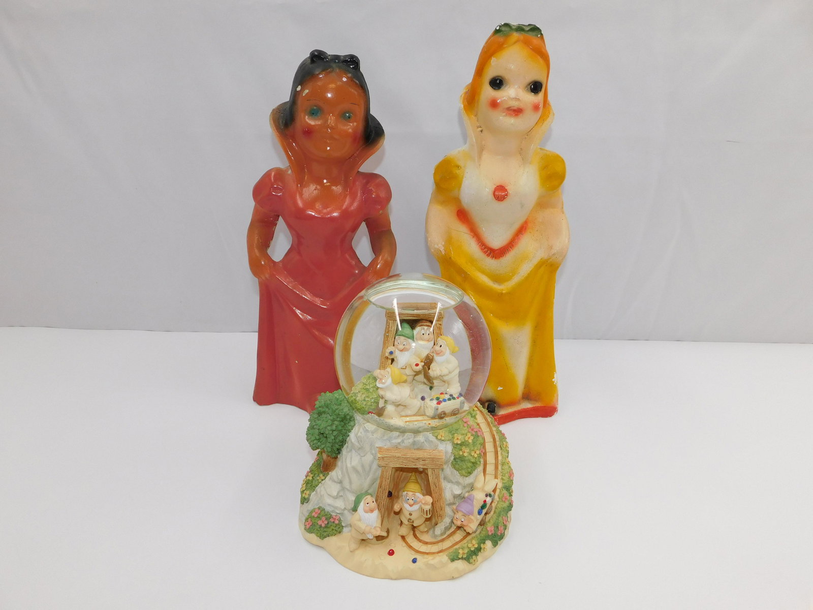 Lot of Snow White Collectibles (1 of 5)