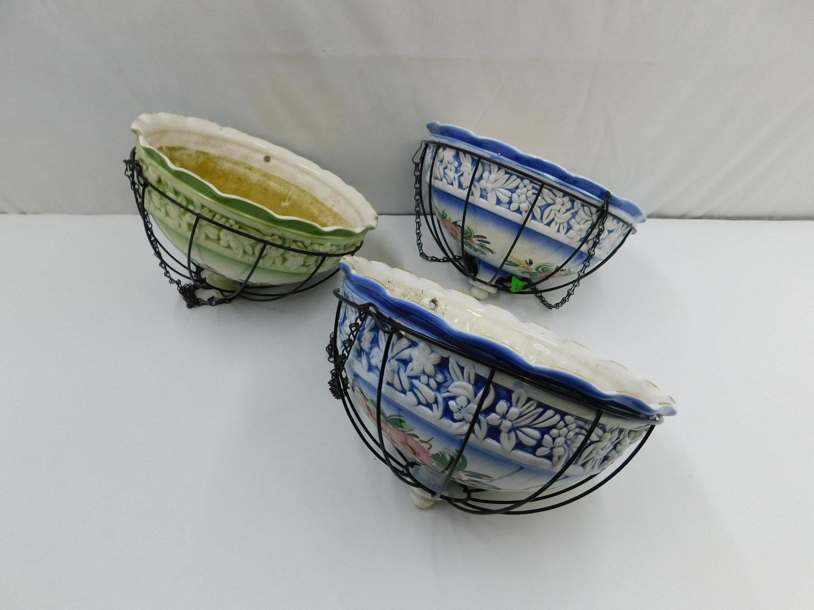 Lot of 3 Hanging Porcelain Flower Baskets: Lot of 3 Hanging Porcelain Flower Baskets. Measures 9" tall x 12" diameter. All invoices must be paid within 24 hours of the sale. Shipping options are the Liveaship from liveauctionners as seen on th