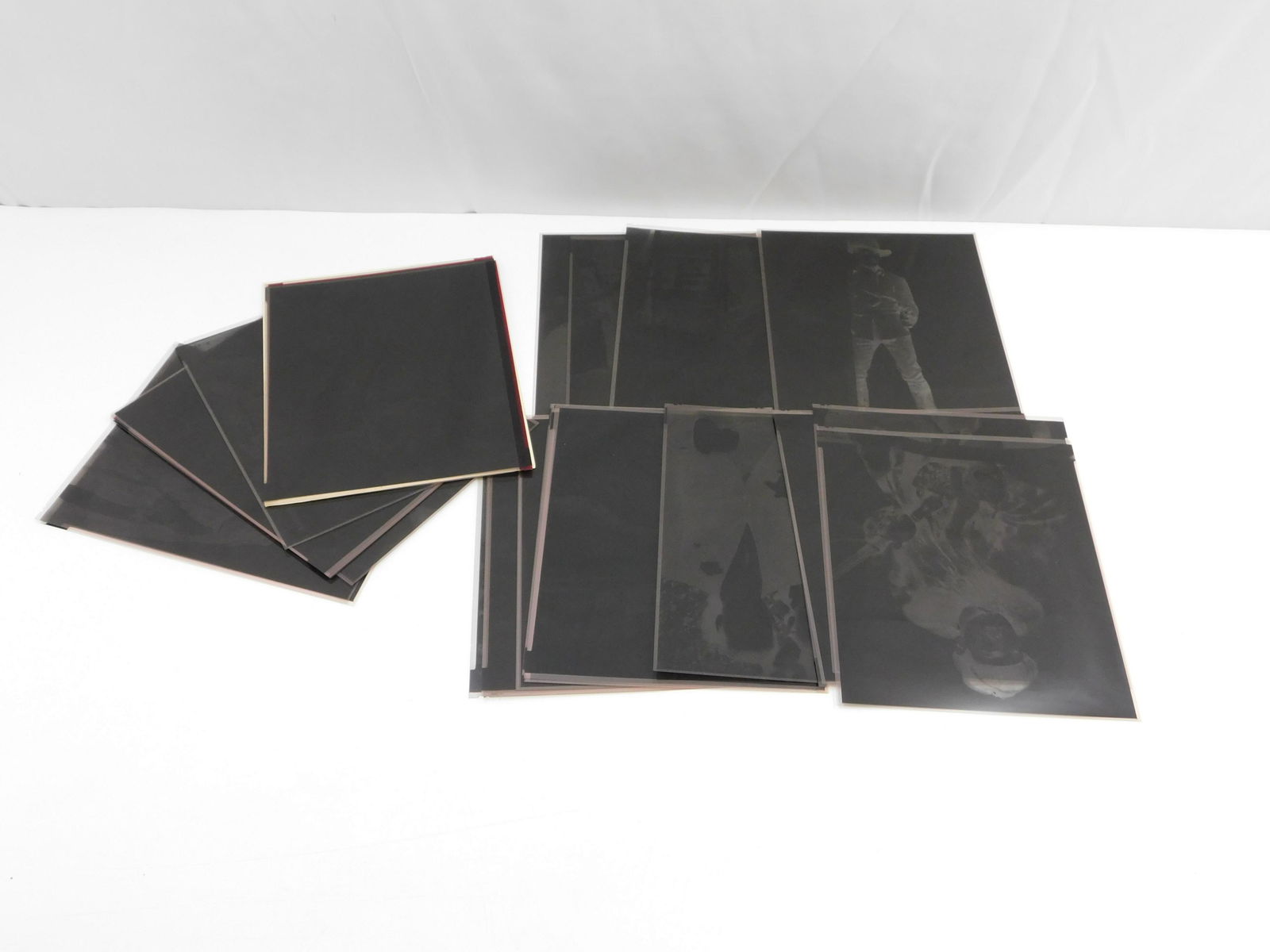 Lot of 30 Original Negatives - Errol Flynn: Lot of Original Vintage Negatives by Gustavo Parras - Errol Flynn. Approx. 30 Pictures. All invoices must be paid within 24 hours of the sale. Shipping options are the Liveaship from liveauctionners a
