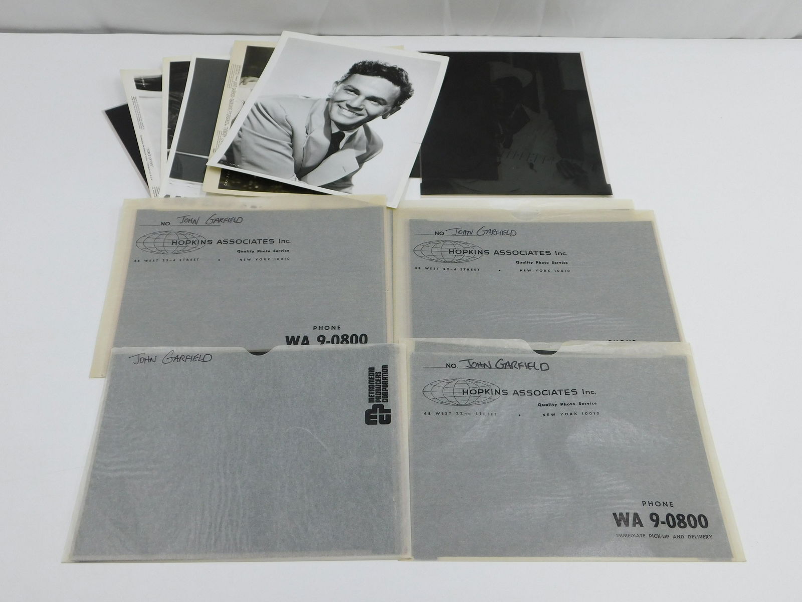 Lot of 23 Original Negatives - John Garfield: Lot of Original Vintage Negatives by Gustavo Parras - John Garfield. Approx. 23 Pictures. All invoices must be paid within 24 hours of the sale. Shipping options are the Liveaship from liveauctionners