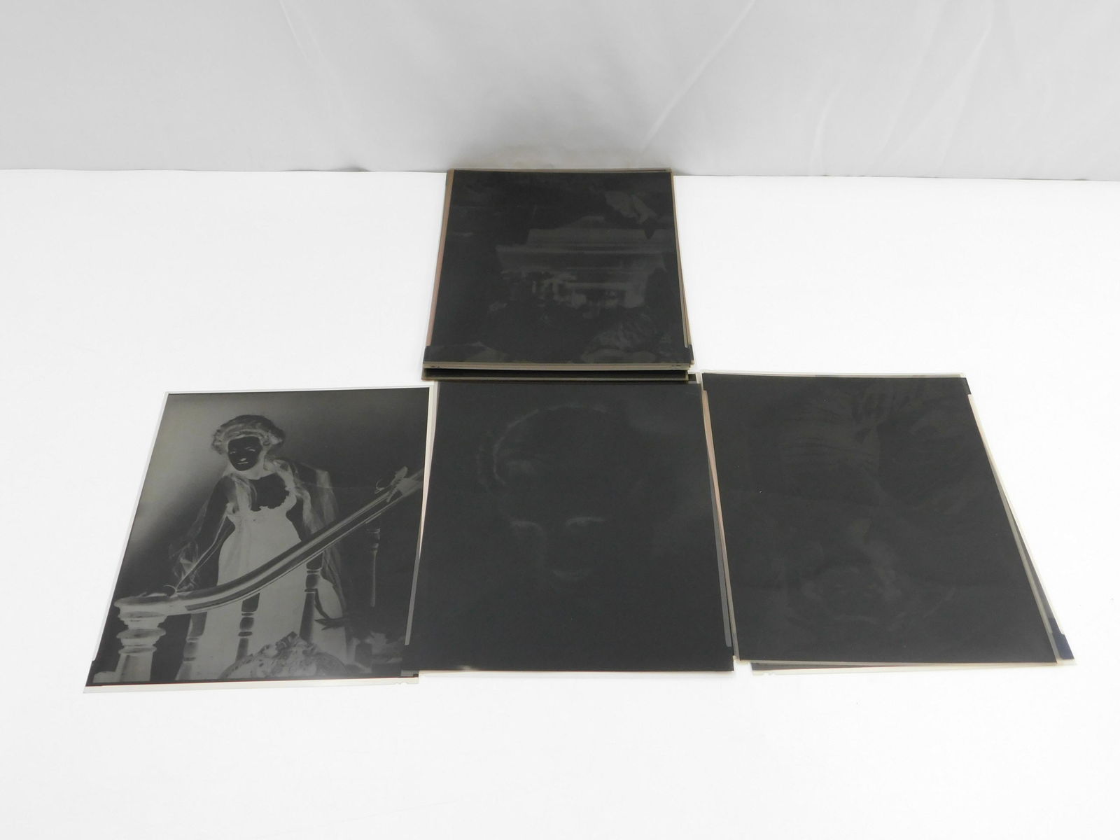 Lot of Original Vintage Negatives - Betty Davis: Lot of Original Vintage Negatives by Gustavo Parras - Betty Davis. Approx. 30 Pictures. All invoices must be paid within 24 hours of the sale. Shipping options are the Liveaship from liveauctionners a